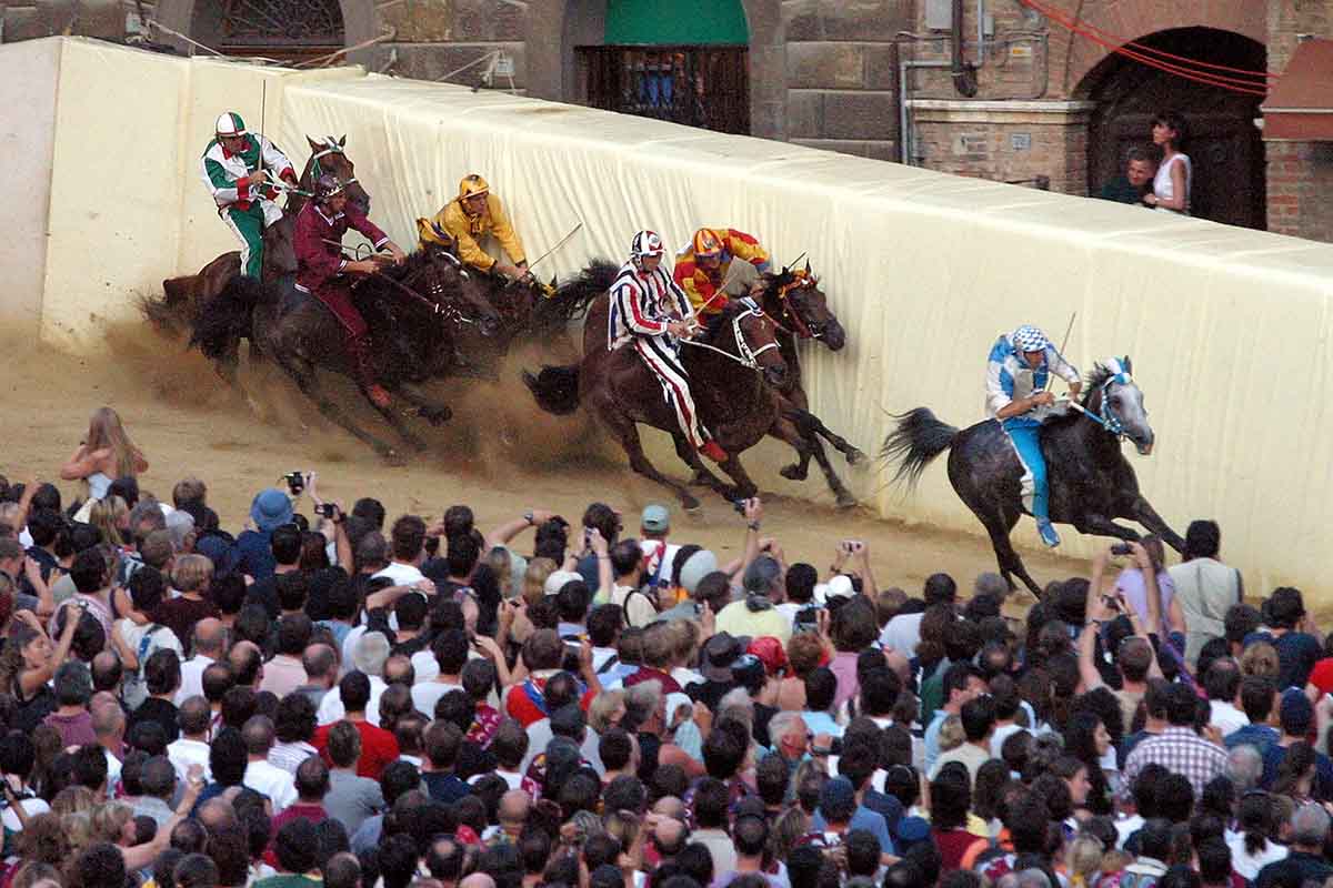 Palio di Siena 2024 oggi 16 agosto orario, contrade, fantini, cavalli
