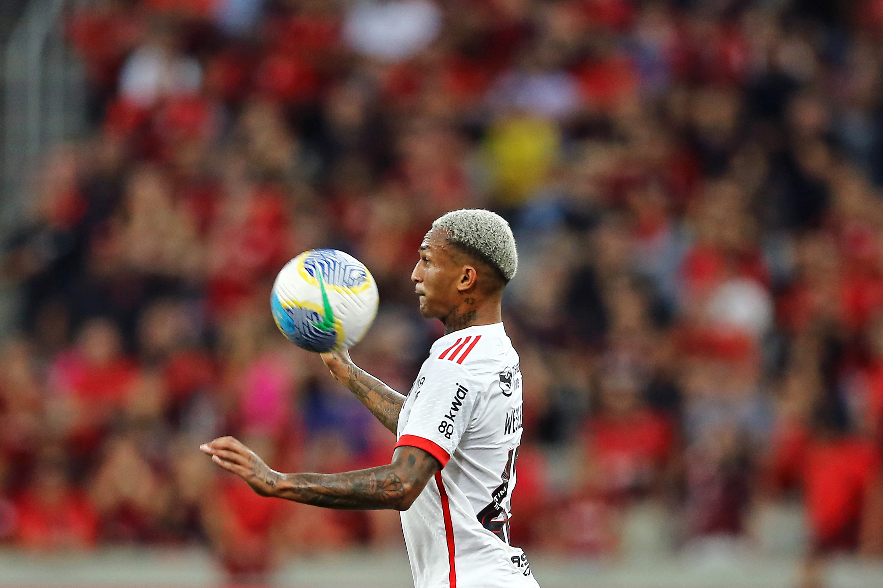 CURITIBA, BRAZIL - JUNE 16: Wesley França of Flamengo, during the match between Athletico Paranaense and Flamengo as part of Brasileirao 2024 at Arena da Baixada on June 16, 2024 in Curitiba, Brazil. (Photo by Heuler Andrey/Getty Images)