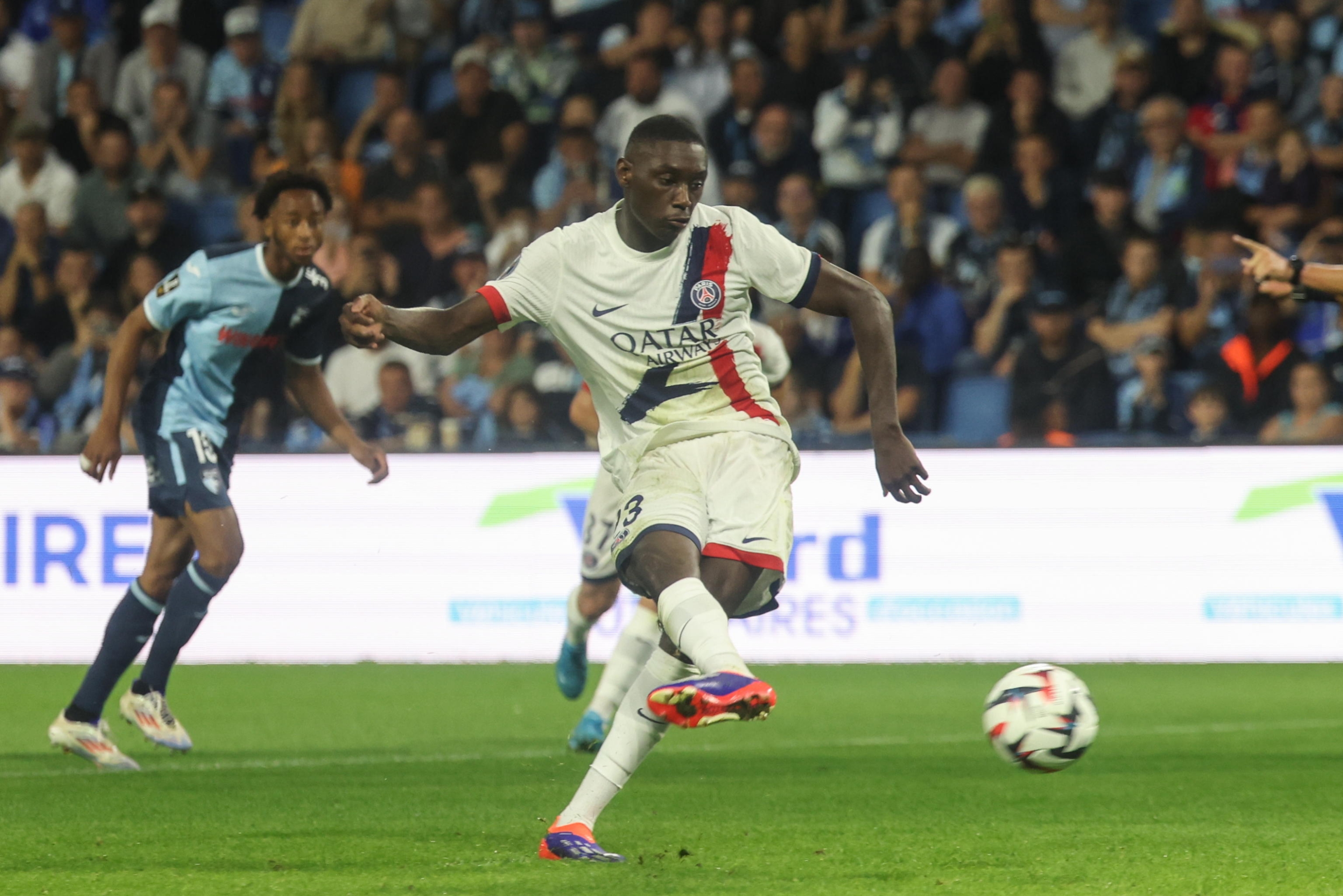 epa11552228 Kolo Muani of PSG shoots a penalty during the French Ligue 1 soccer match between Le Havre and Paris Saint Germain, in Le Havre, France, 16 August 2024.  EPA/MOHAMMED BADRA