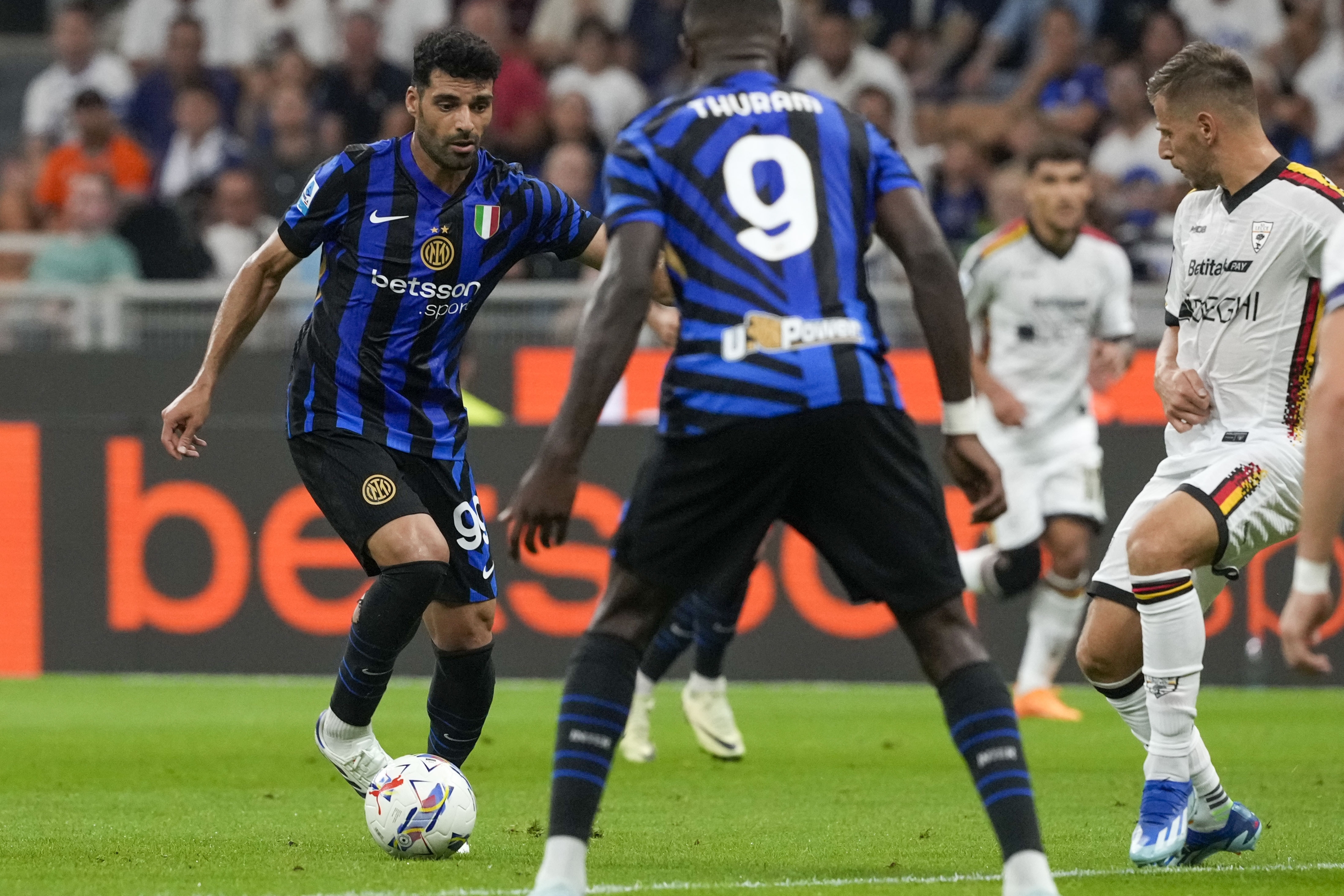 Mehdi Taremi dell'Inter, a sinistra, controlla la palla durante una partita di calcio di Serie A tra Inter e Lecce, allo stadio San Siro di Milano, Italia, sabato 24 agosto 2024. (AP Photo/Luca Bruno)