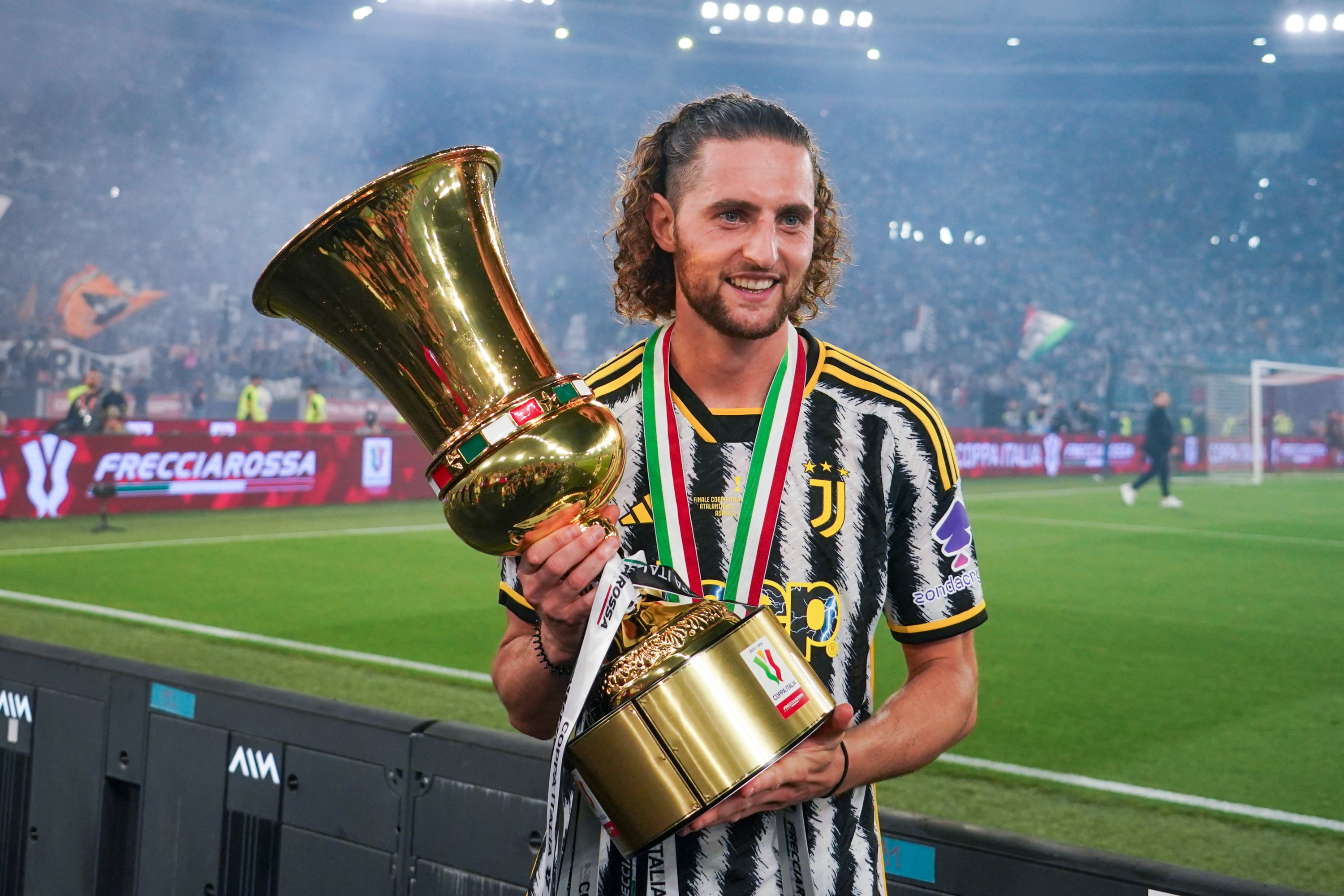 Adrien Rabiot (Juventus FC) is celebrating the win with the Coppa Italia CUP during the Italian Cup, Coppa Italia, Final football match between Atalanta BC and Juventus FC in Rome, Italy, on May 15, 2024, at Stadio Olimpico (Photo by Alessio Morgese/NurPhoto). (Photo by Alessio Morgese / NurPhoto / NurPhoto via AFP)