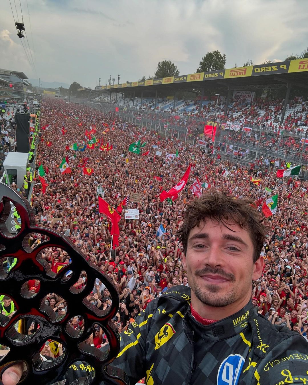 Leclerc, selfie con i tifosi: Monza pazza per la Ferrari | Gazzetta.it