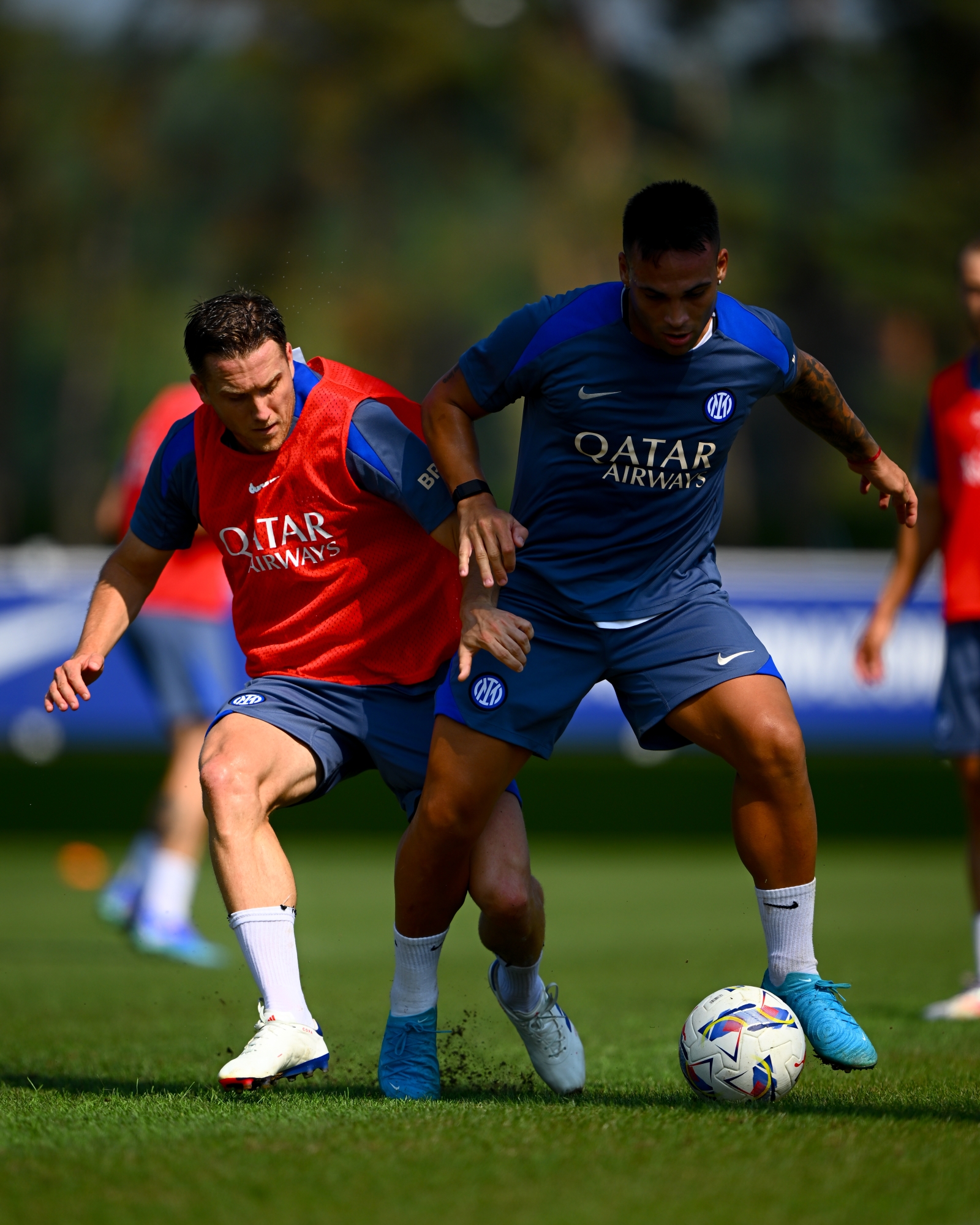 COMO, ITALY - AUGUST 28: Piotr Zielinski of FC Internazionale and Lautaro Martinez of FC Internazionale in action during the FC Internazionale training session at BPER Training Centre at Appiano Gentile on August 28, 2024 in Como, Italy. (Photo by Mattia Pistoia - Inter/Inter via Getty Images)