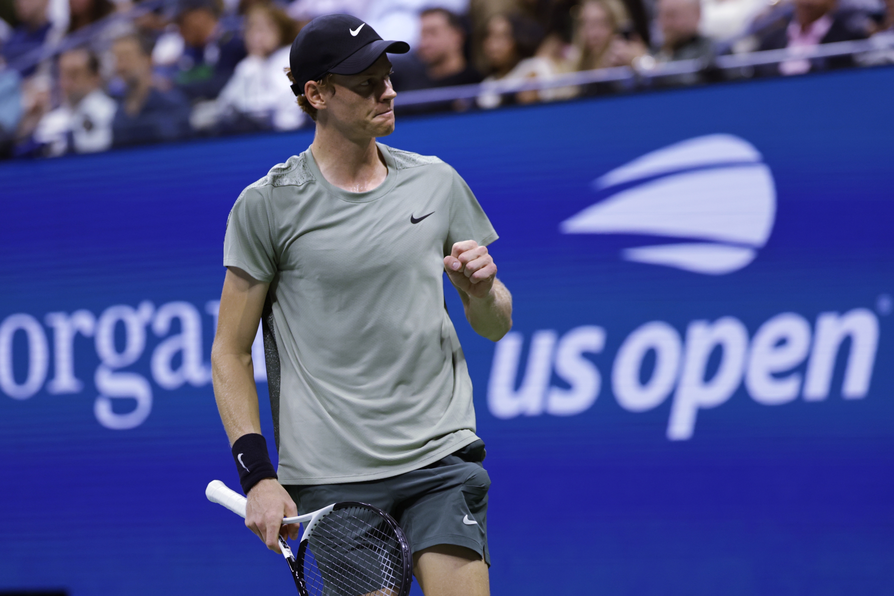 L'italiano Jannik Sinner alza il pugno dopo aver vinto un punto contro il russo Daniil Medvedev durante i quarti di finale degli US Open, mercoledì 4 settembre 2024, a New York. (AP Photo/Adam Hunger)