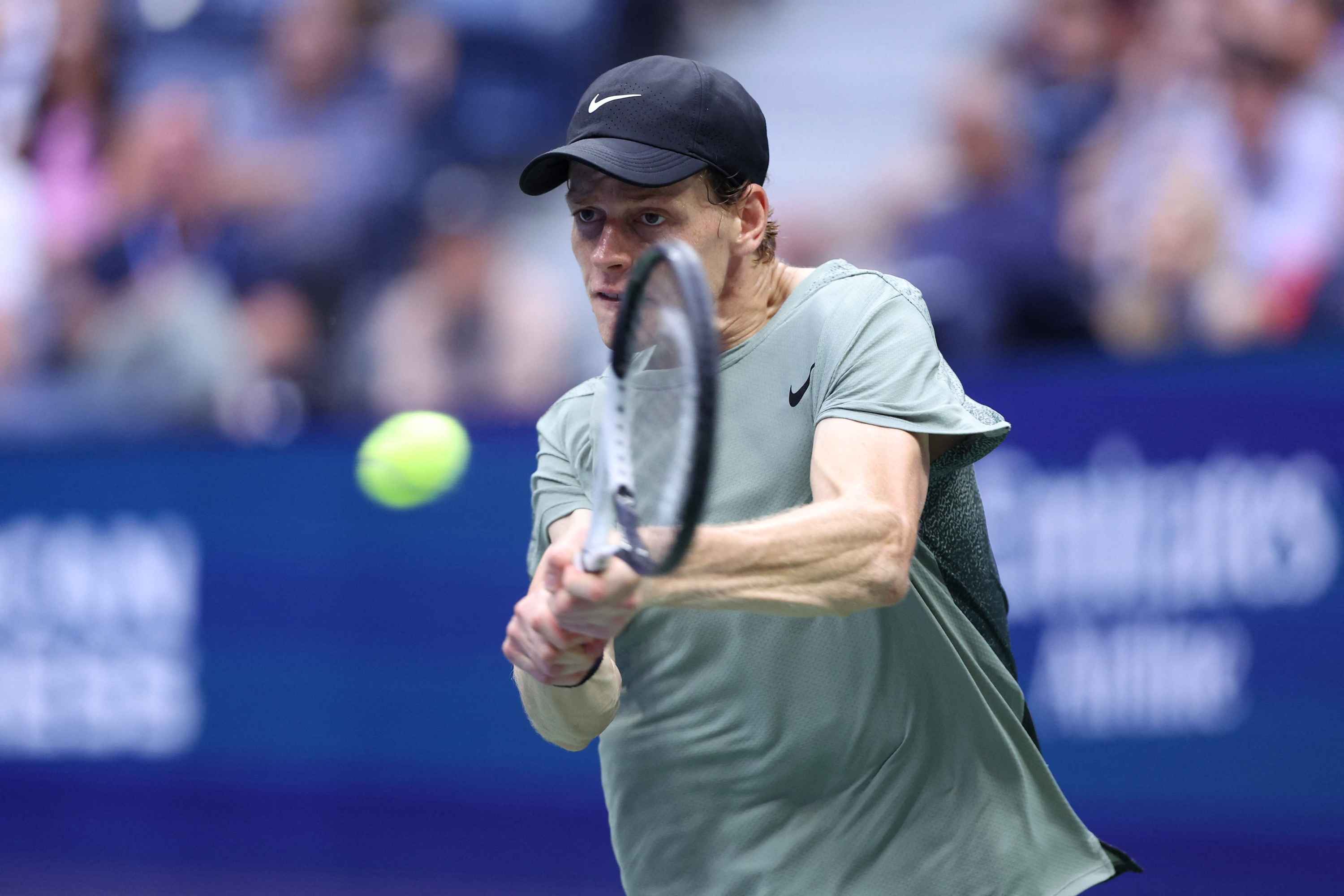 NEW YORK, NEW YORK - SEPTEMBER 06: Jannik Sinner of Italy returns a shot against Jack Draper of Great Britain during their Men's Singles Semifinal match on Day Twelve of the 2024 US Open at USTA Billie Jean King National Tennis Center on September 06, 2024 in the Flushing neighborhood of the Queens borough of New York City.   Matthew Stockman/Getty Images/AFP (Photo by MATTHEW STOCKMAN / GETTY IMAGES NORTH AMERICA / Getty Images via AFP)