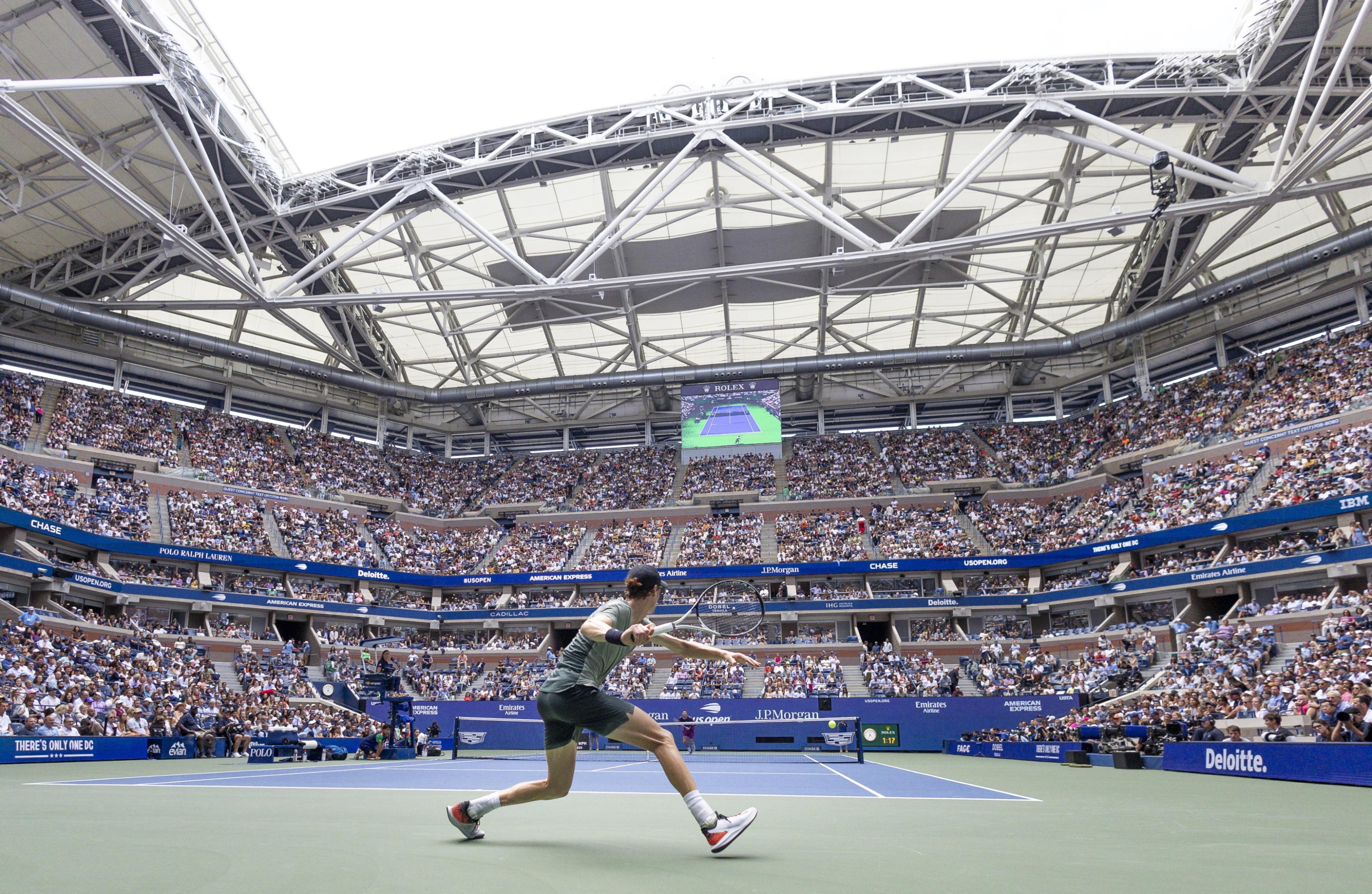 epa11590430 Jannik Sinner of Italy in action against Jack Draper of Great Britain during their semifinal match at the US Open Tennis Championships at the USTA Billie Jean King National Tennis Center in Flushing Meadows, New York, USA, 06 September 2024. The US Open tournament runs from 26 August through 08 September.  EPA/JUSTIN LANE