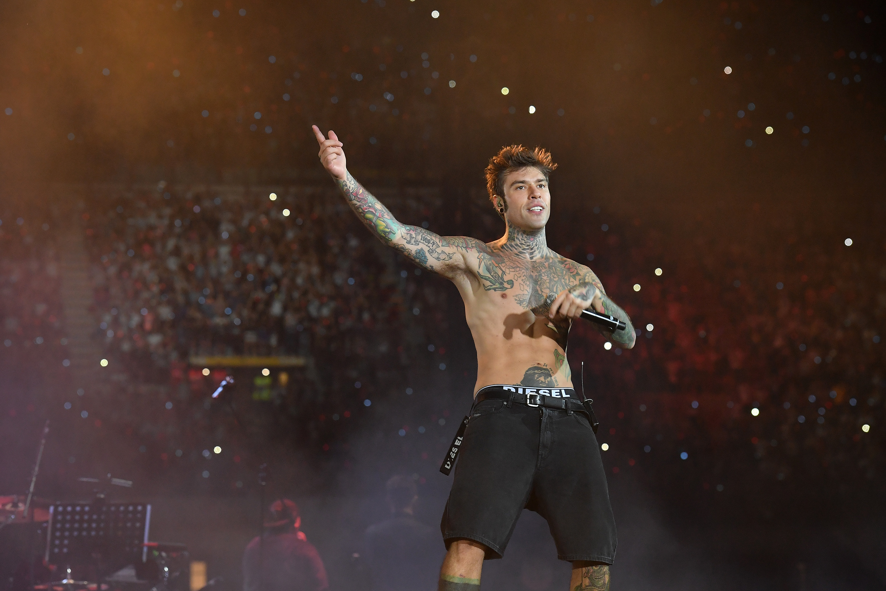 Sanremo 2025 nemici di Fedez da Tony Effe a Guè e altre rivalità