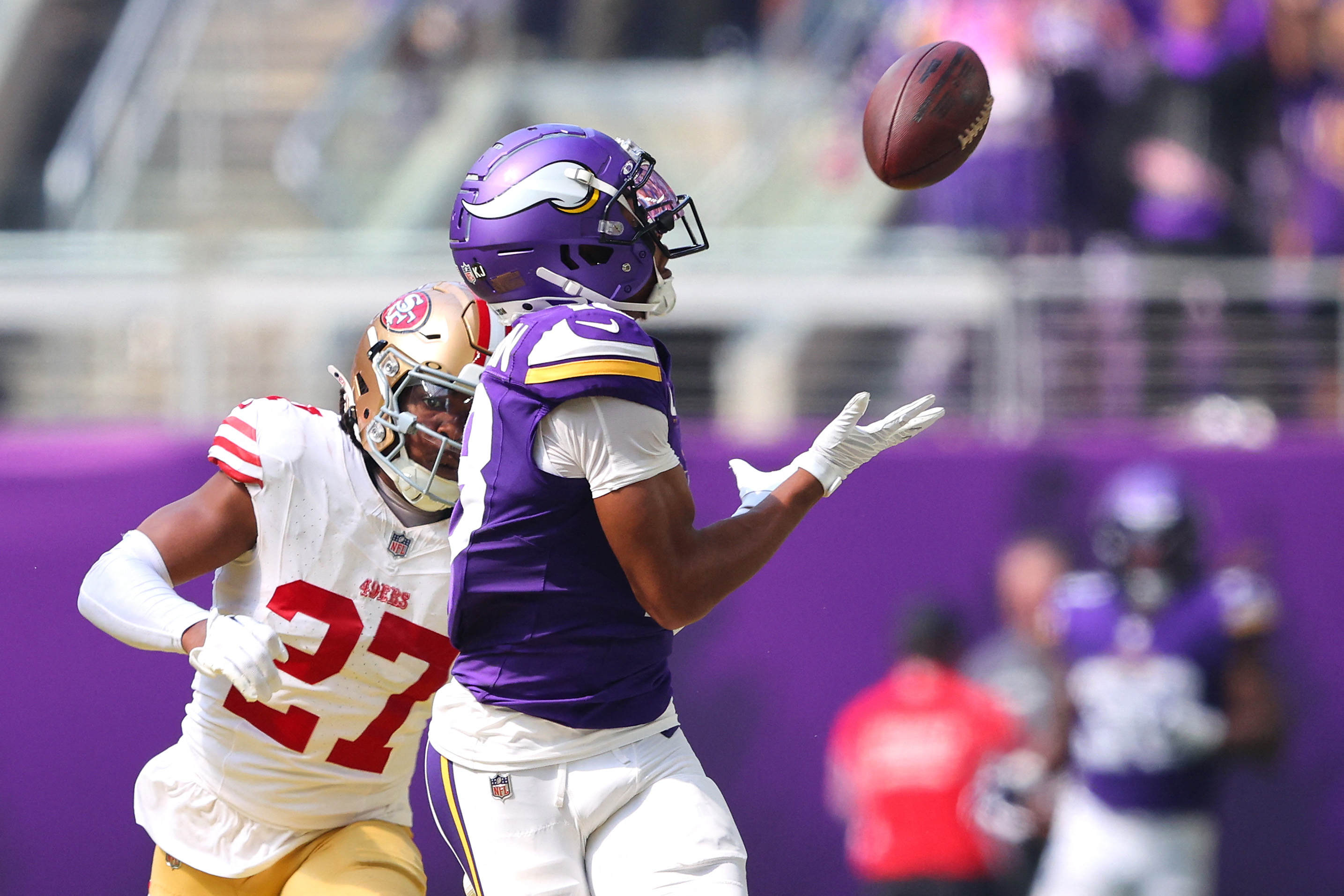 MINNEAPOLIS, MINNESOTA - SEPTEMBER 15: Justin Jefferson #18 of the Minnesota Vikings makes a catch against the San Francisco 49ers during the second quarter at U.S. Bank Stadium on September 15, 2024 in Minneapolis, Minnesota.   Adam Bettcher/Getty Images/AFP (Photo by Adam Bettcher / GETTY IMAGES NORTH AMERICA / Getty Images via AFP)