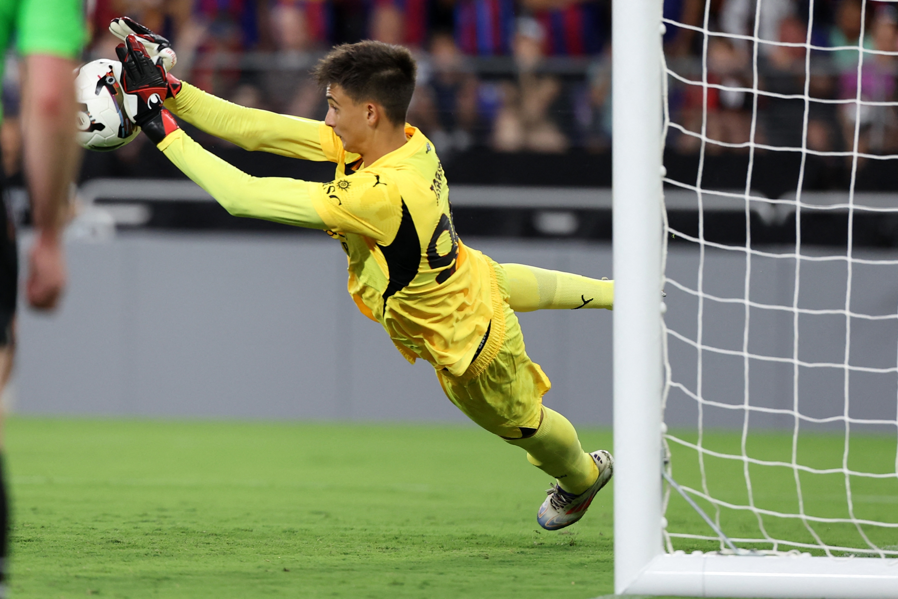 BALTIMORA, MARYLAND - 6 AGOSTO: Lorenzo Torriani dell'AC Milan para un rigore durante i tiri di rigore durante una partita amichevole pre-campionato tra FC Barcelona e AC Milan allo stadio M&T Bank il 6 agosto 2024 a Baltimora, Maryland. Scott Taetsch/Getty Images/AFP (Foto di Scott Taetsch / GETTY IMAGES NORTH AMERICA / Getty Images tramite AFP)