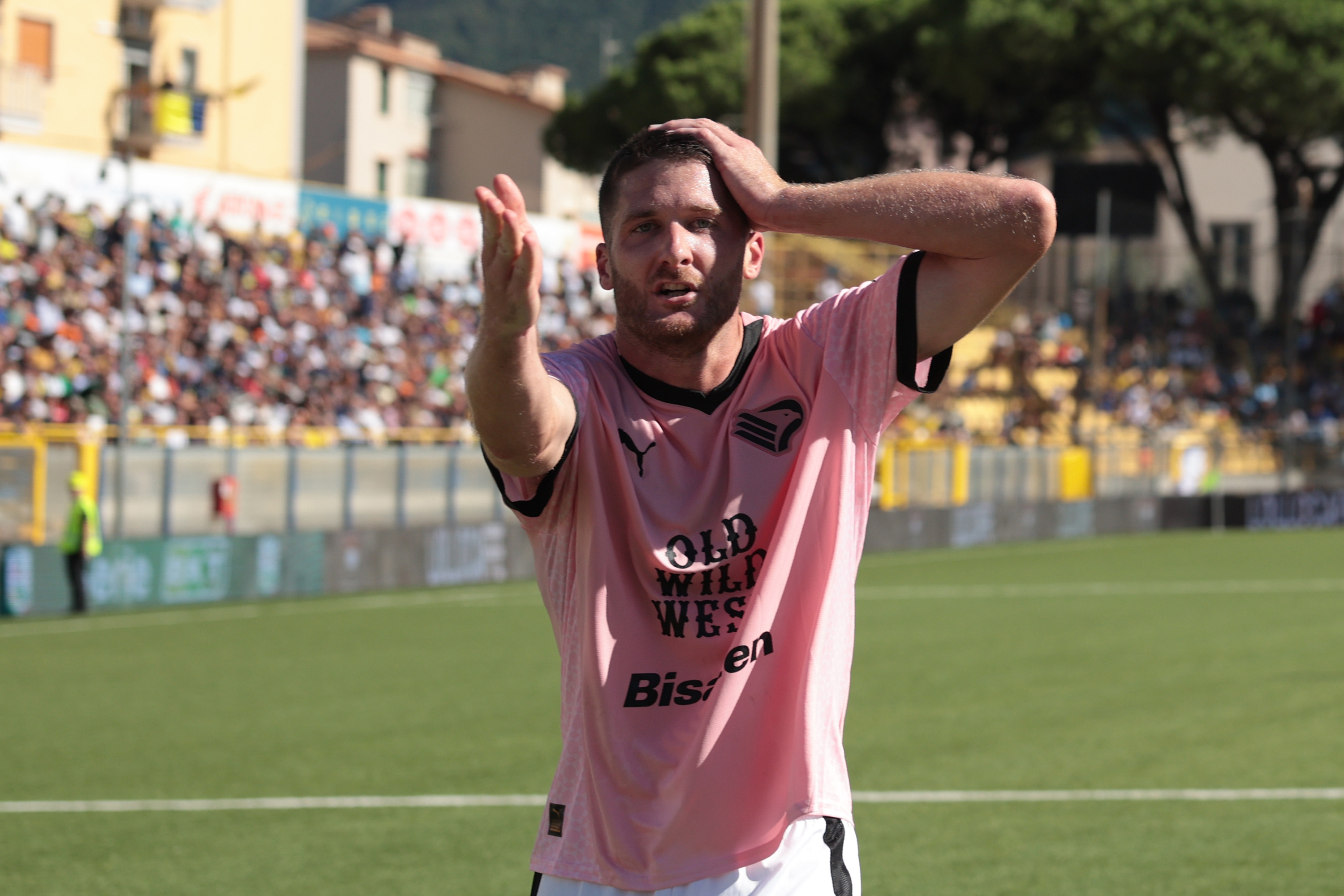 Thomas Henry (Palermo FC);  esulta dopo il gol  0-2   durante la partita tra Juve Stabia-Palermo  del Campionato italiano di calcio Serie BKT 2024/2025 - Stadio Romeo Menti, Castellammare di Stabia, Italia - 14 Settembre 2024 - Sport (Photo by Alessandro Garofalo/LaPresse)   Thomas Henry (Palermo FC);  celebrates after scoring  goal 0-2  during the Serie BKT soccer match between Juve Stabia and Palermo at the Romeo Menti Stadium in Castellammare di Stabia, southern italy - Saturday, September 14, 2024. Sport - Soccer .  (Photo by Alessandro Garofalo/LaPresse)