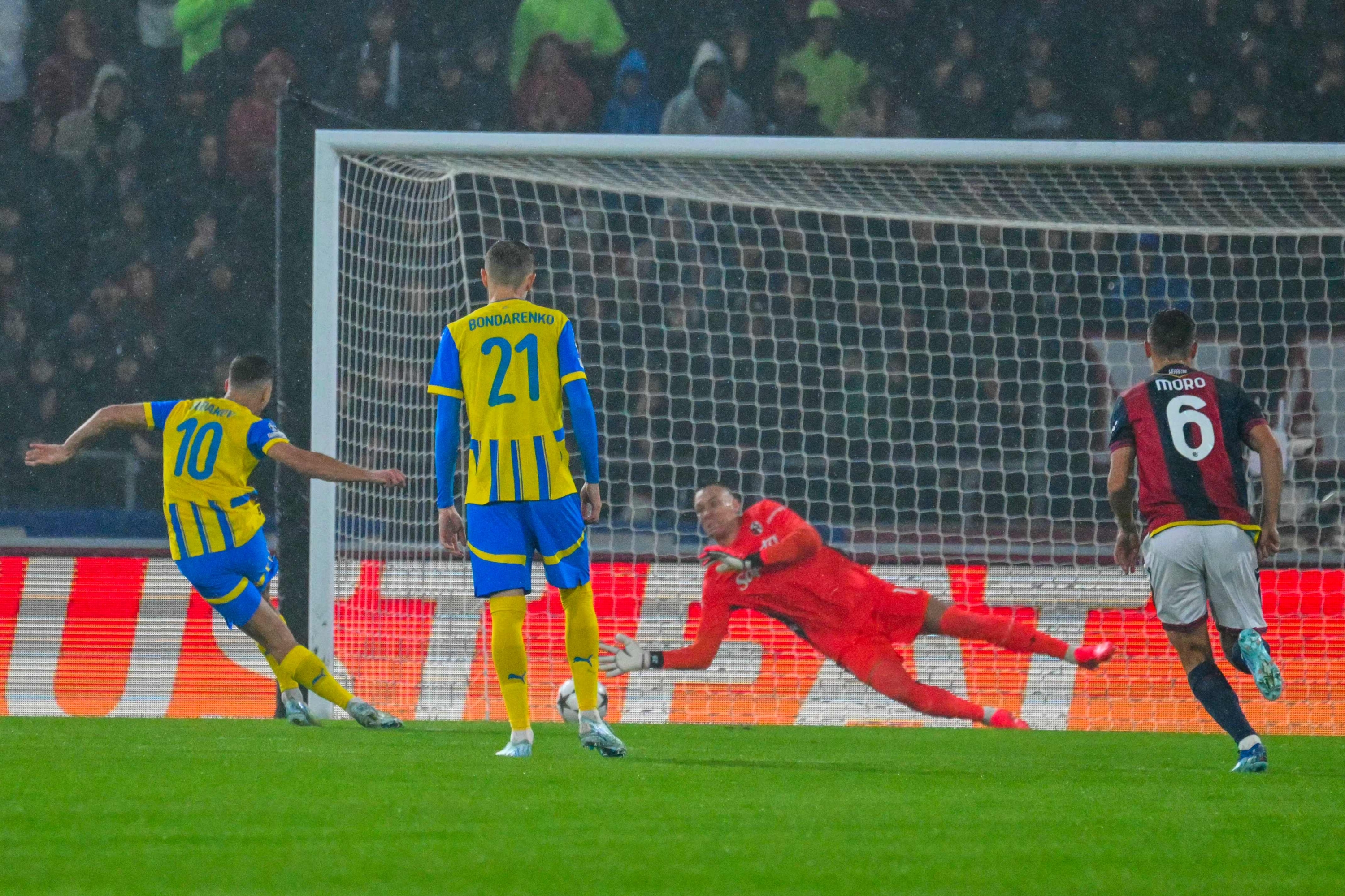 Shakhtar Donetsk's Ukrainian midfielder #10 Georgiy Sudakov shoots a penalty shot during the UEFA Champions League 1st round day 1 football match between Bologna FC and Shakthar Donetsk, at the Stadio Renato Dall'Ara in Bologna on September 18, 2024. (Photo by Andreas SOLARO / AFP)