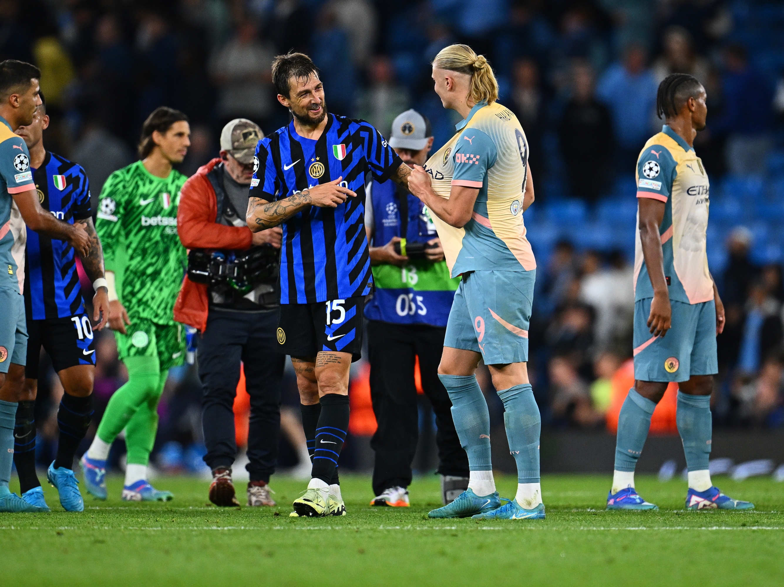 MANCHESTER, ENGLAND - SEPTEMBER 18:   Erling Haaland of Manchester City reacts with Francesco Acerbi of FC Internazionale at the end of the UEFA Champions League 2024/25 League Phase MD1 match between Manchester City and FC Internazionale Milano at City of Manchester Stadium on September 18, 2024 in Manchester, England. (Photo by Mattia Ozbot - Inter/Inter via Getty Images)