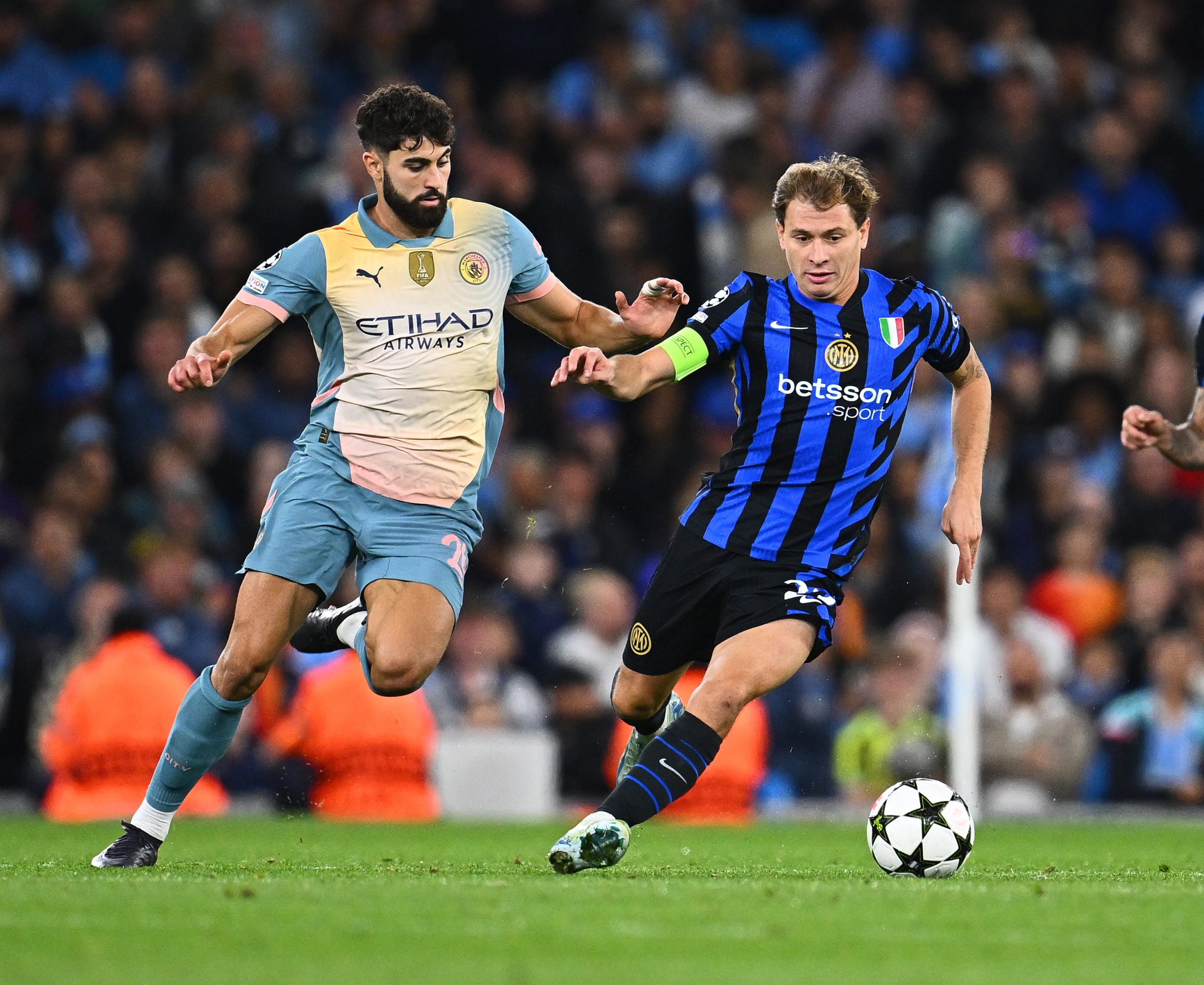 MANCHESTER, ENGLAND - SEPTEMBER 18:  Nicolo Barella of FC Internazionale in action during the UEFA Champions League 2024/25 League Phase MD1 match between Manchester City and FC Internazionale Milano at City of Manchester Stadium on September 18, 2024 in Manchester, England. (Photo by Mattia Ozbot - Inter/Inter via Getty Images)