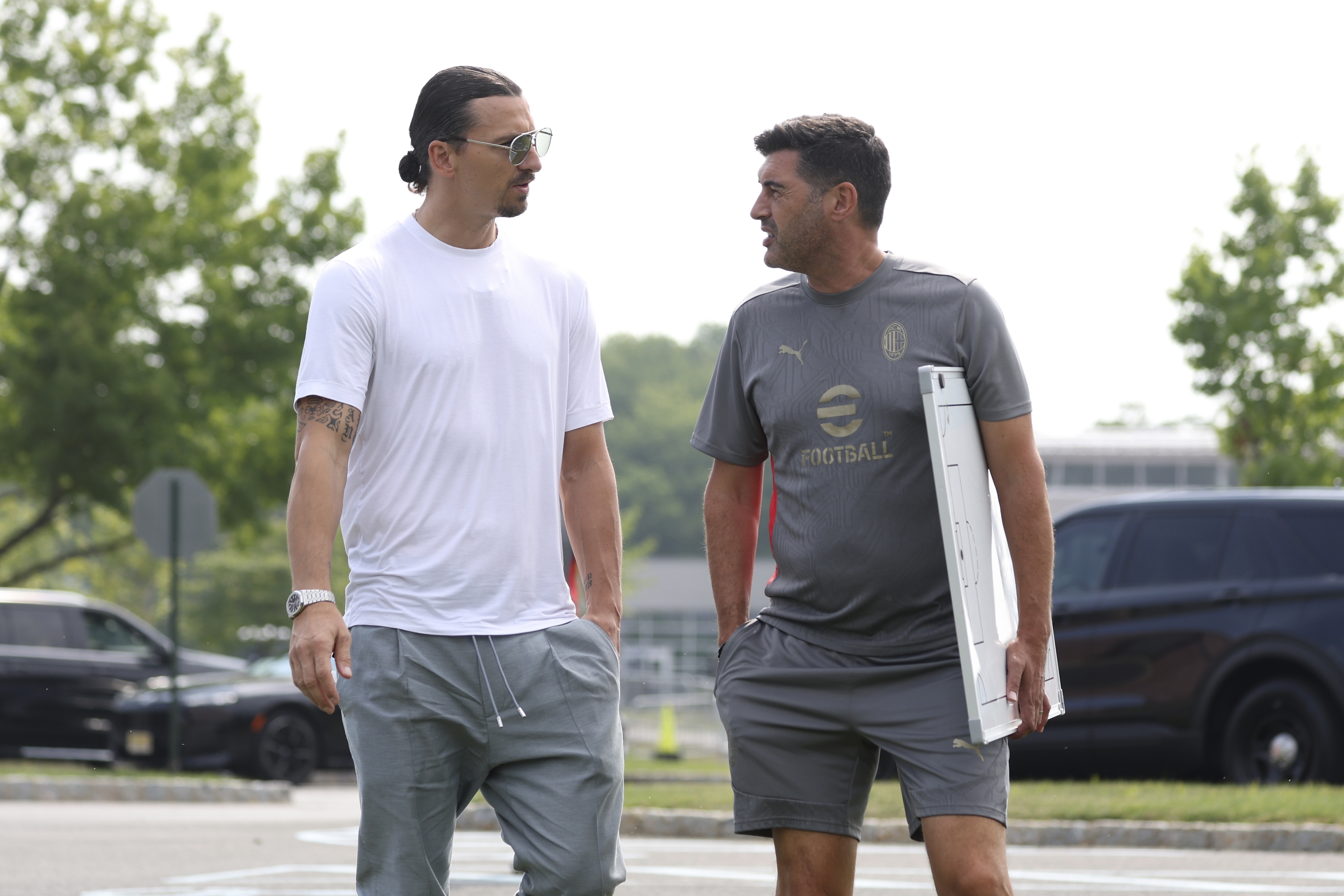 BASKING RIDGE, NEW JERSEY - JULY 29: Zlatan Ibrahimovic (L) AC Milan Senior Advisor speaks with Paulo Fonseca (R) Head coach of AC Milan during an AC Milan Training Session at Pingry School on July 29, 2024 in Basking Ridge, New Jersey.  (Photo by Giuseppe Cottini/AC Milan via Getty Images)