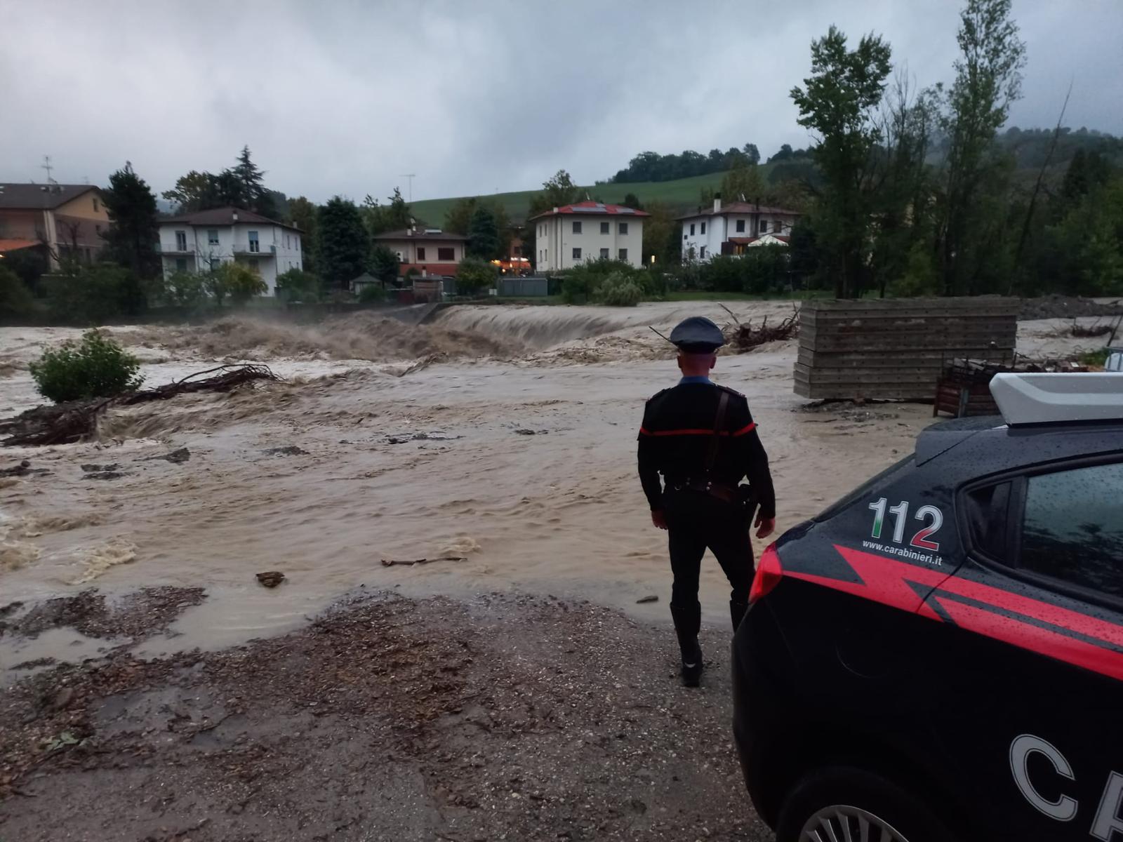 (DIRE) Bologna, 18 set. - A causa del maltempo si segnalano frane ed esondazioni dello Zena e dell'Idice a monte del territorio comunale di Ozzano Emilia, nel bolognese, con conseguenti interruzioni delle strade. E, avvisa sui social il sindaco Luca Lelli, "la notte però si annuncia complicata. Anche se ora piove moderatamente dovrebbe aumentare nel corso della notte e della mattina di domani con momenti particolarmente intensi". Il tutto andando a sommarsi a piogge che oggi sono state particolarmente forti nella parte più alta dell'Appennino: "I fiumi 'lunghi' stanno quindi scaricando adesso e il momento peggiore sarà proprio nella notte", avverte ancora Lelli. E rinnova l'invito a evitare spostamenti "in particolare verso le zone già colpite" e a stare a "distanza di sicurezza dai corsi d'acqua. Fate attenzione alla guida, in particolare in situazioni delicate come i sottopassi (al momento tutti percorribili)".   (Mac/ Dire) 22:07 18-09-24   NNNN