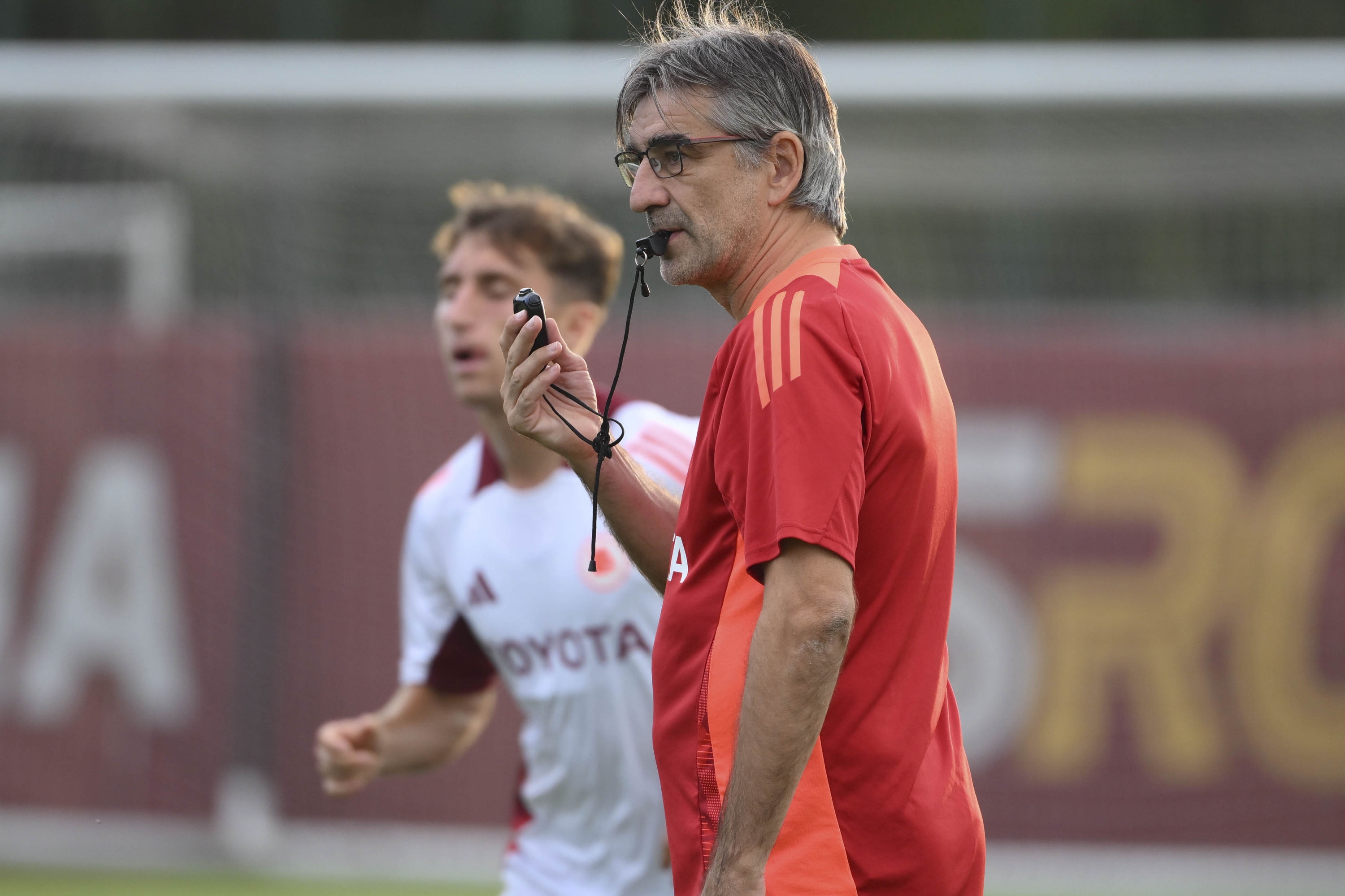 ROME, ITALY - SEPTEMBER 18: Coach Ivan Juric of AS Roma attends a training session at Centro Sportivo Fulvio Bernardini on September 18, 2024 in Rome, Italy. (Photo by Luciano Rossi/AS Roma via Getty Images)