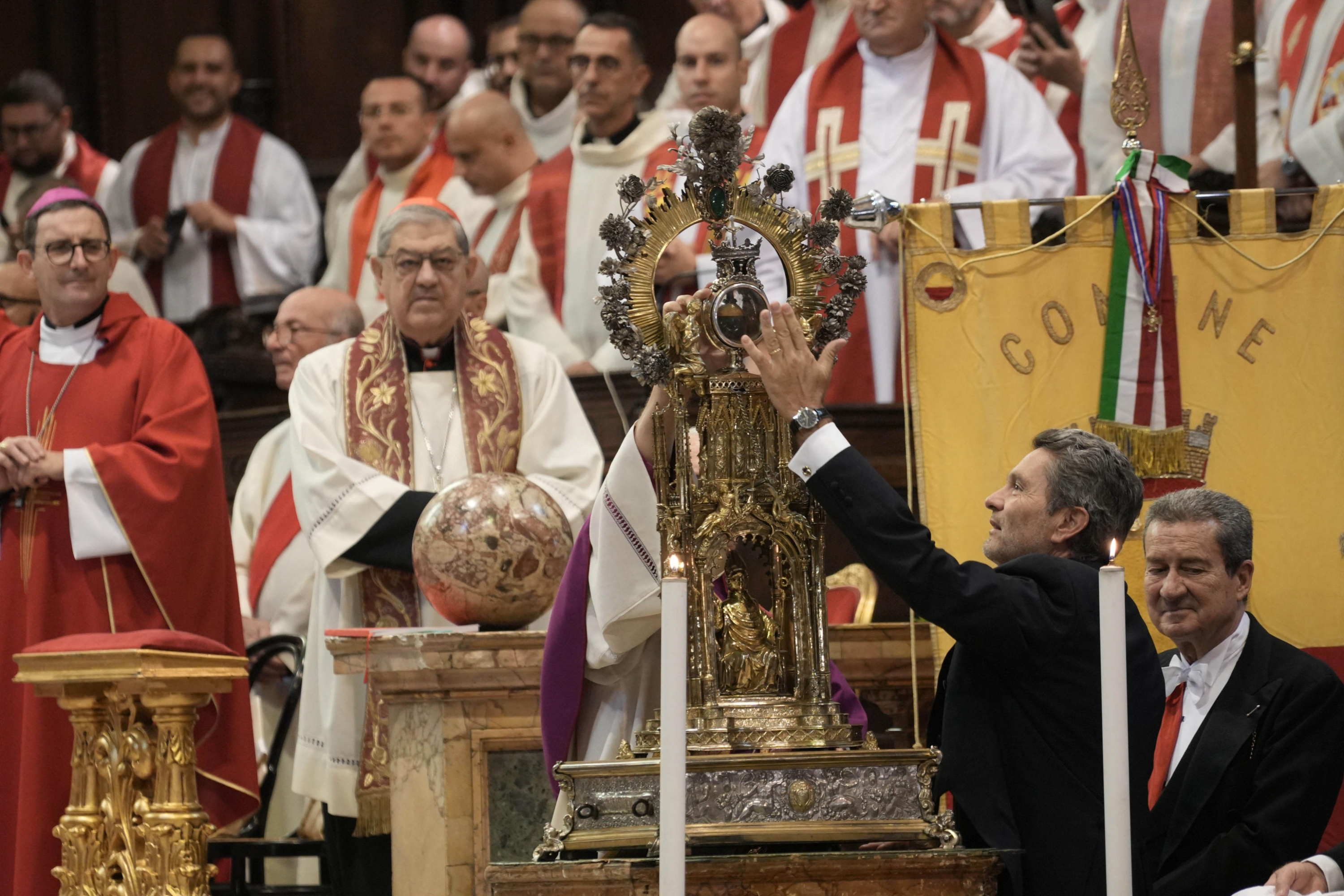 Un momento del prodigio dello scioglimento del sangue di San Gennaro.  Napoli 19 Settembre 2024. ANSA/CESARE ABBATE/