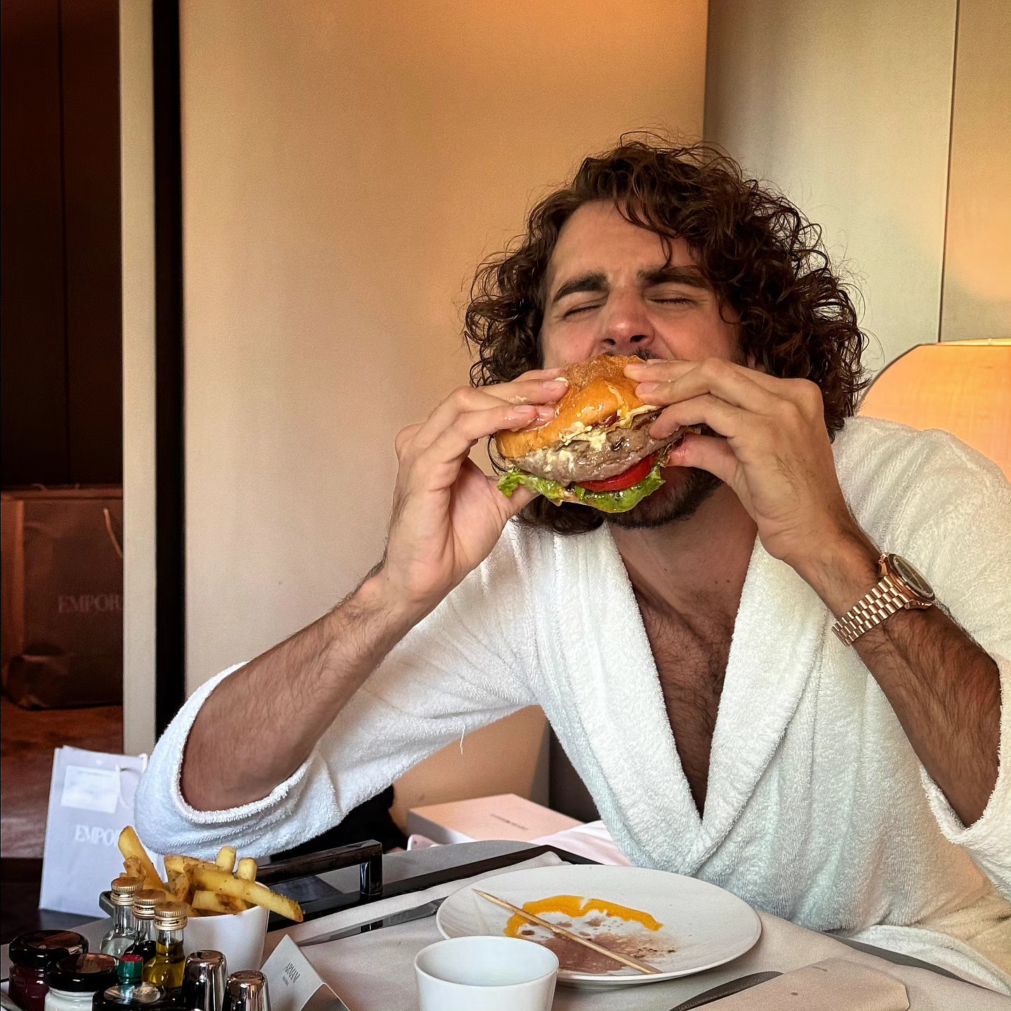 Gianmarco Tamberi, addio agli addominali: la foto con l'hamburger