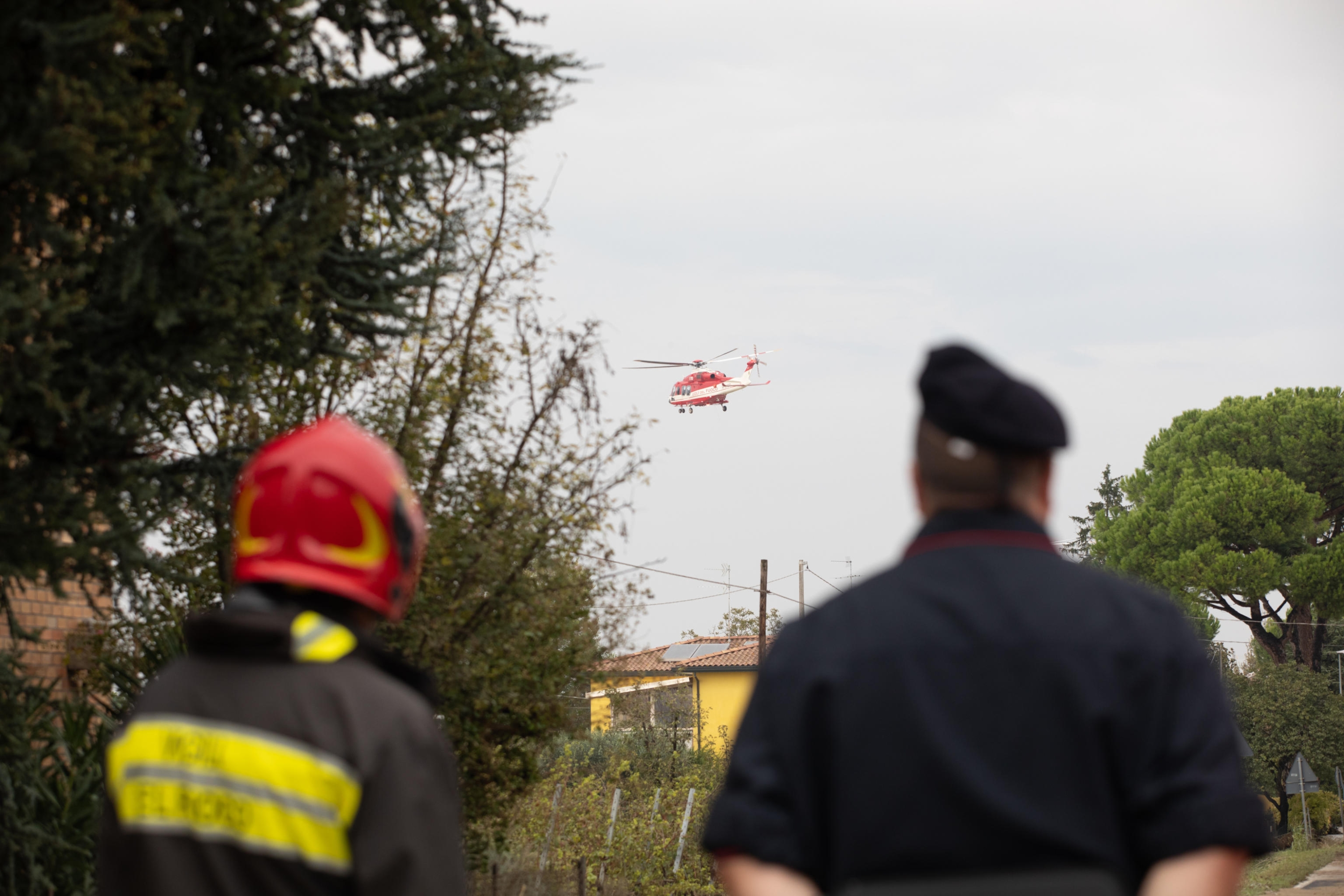 Carabinieri e Vigili del fuoco monitorano l'evacuazione con elicottero nella frazione di Traversara, provincia di Ravenna, 19 settembre 2024. /// Carabinieri and Firefighters monitor the evacuation by helicopter in the hamlet of Traversara, province of Ravenna, Italy, 19 September 2024. ANSA/MAX CAVALLARI