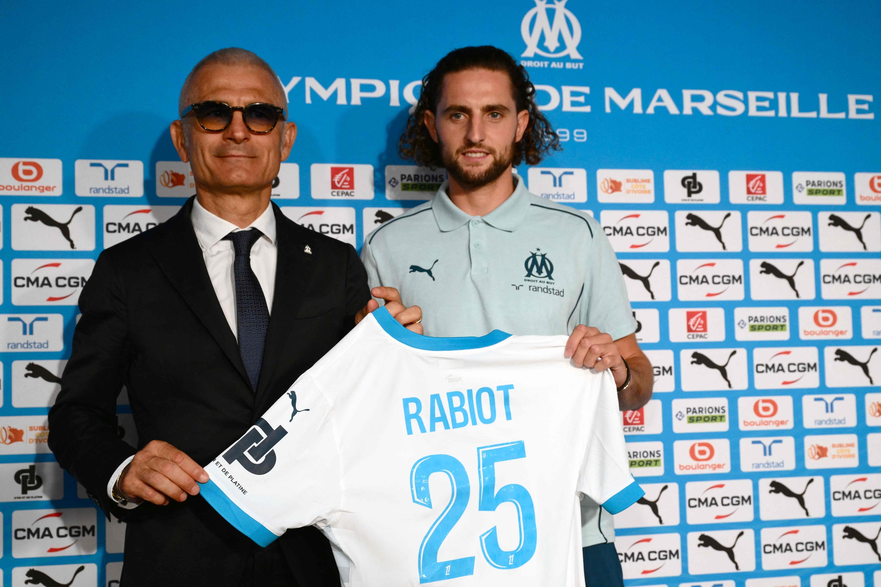 TOPSHOT - Olympique de Marseille's (OM) newly recruited French midfielder Adrien Rabiot (R) poses with  OM institutional and sports advisor Fabrizio Ravanelli during a press conference in Marseille on September 18, 2024. (Photo by Christophe SIMON / AFP)