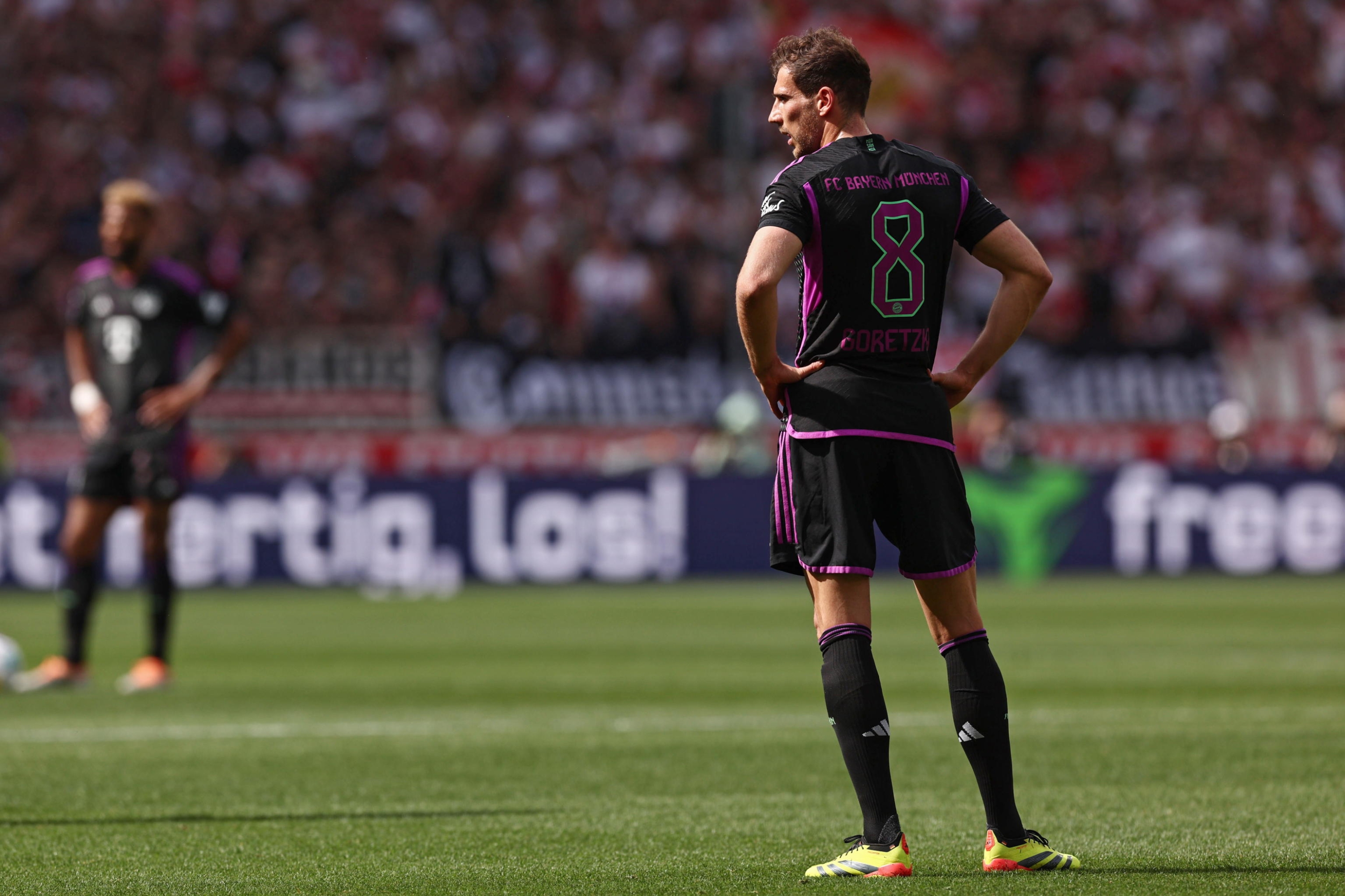 epa11317974 Munich's Leon Goretzka looks on during the German Bundesliga soccer match between VfB Stuttgart and Bayern Munich in Stuttgart, Germany, 04 May 2024.  EPA/ANNA SZILAGYI CONDITIONS - ATTENTION: The DFL regulations prohibit any use of photographs as image sequences and/or quasi-video.