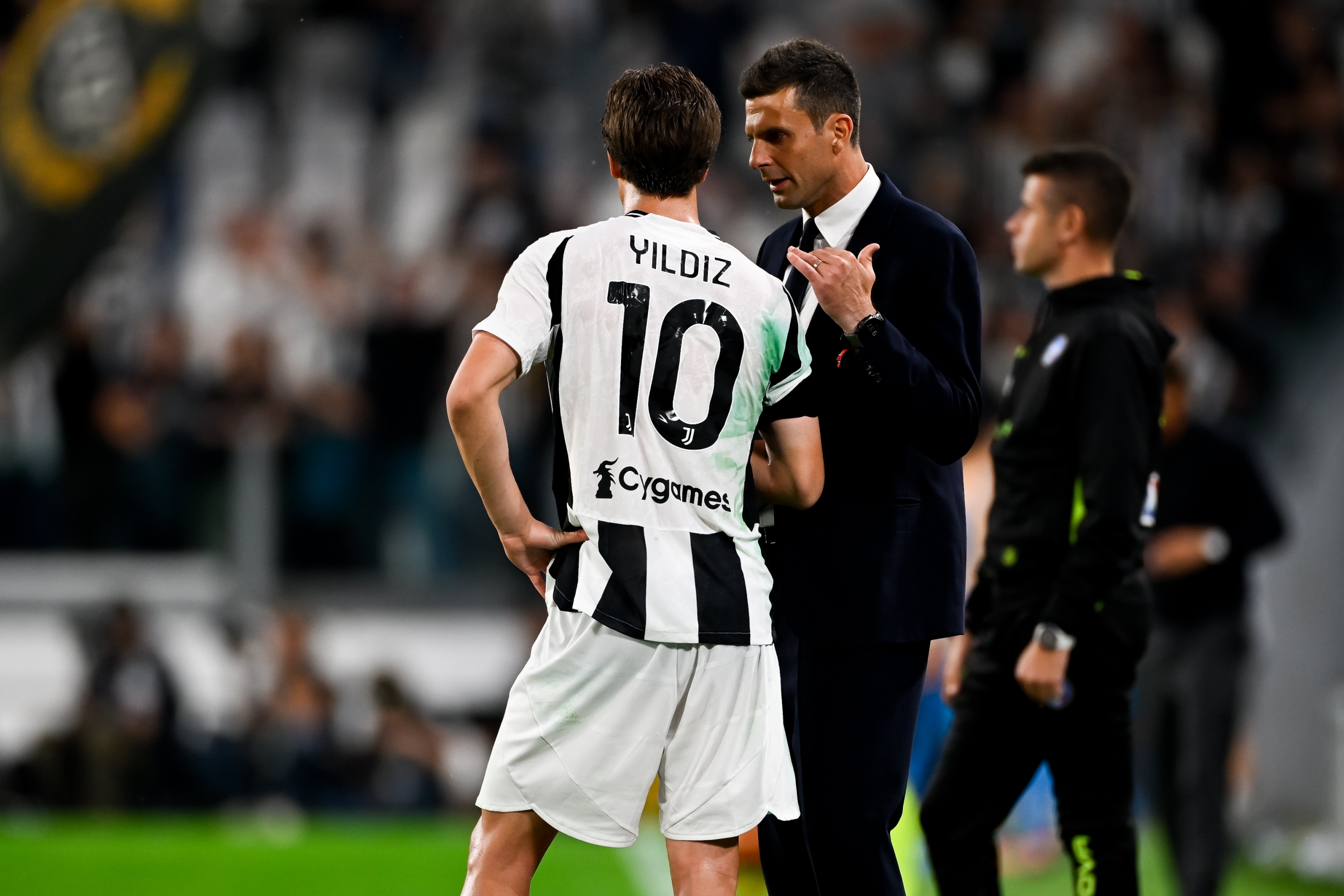  Head coach of Juventus Thiago Motta gives instructions to his player Kenan Yildiz during the Serie A match between Juventus and Napoli at Allianz Stadium on September 21, 2024 in Turin, Italy. (Photo by Daniele Badolato - Juventus FC/Juventus FC via Getty Images)