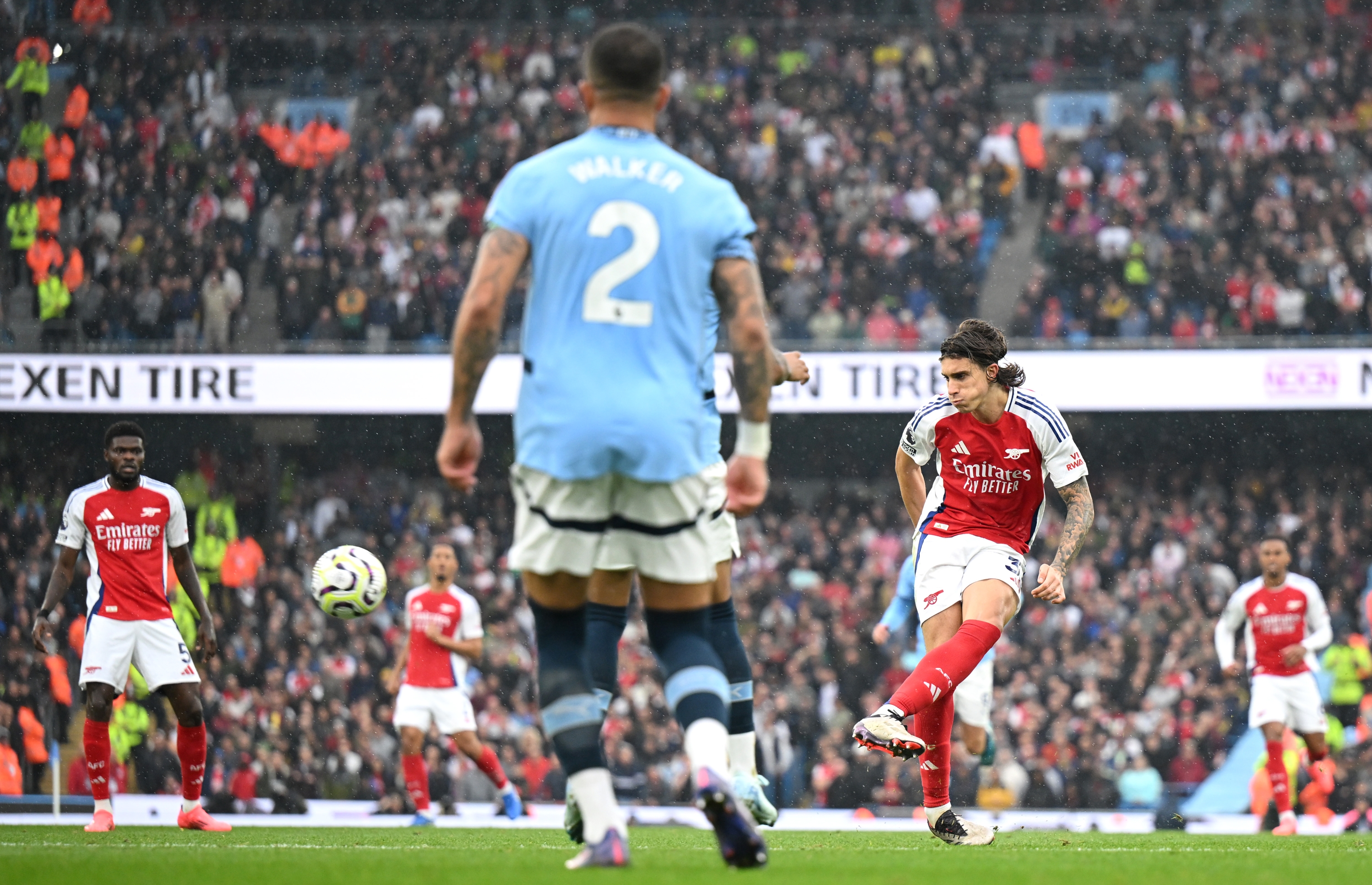 MANCHESTER, ENGLAND - SEPTEMBER 22: Riccardo Calafiori of Arsenal scores his team's first goal during the Premier League match between Manchester City FC and Arsenal FC at Etihad Stadium on September 22, 2024 in Manchester, England. (Photo by Michael Regan/Getty Images)