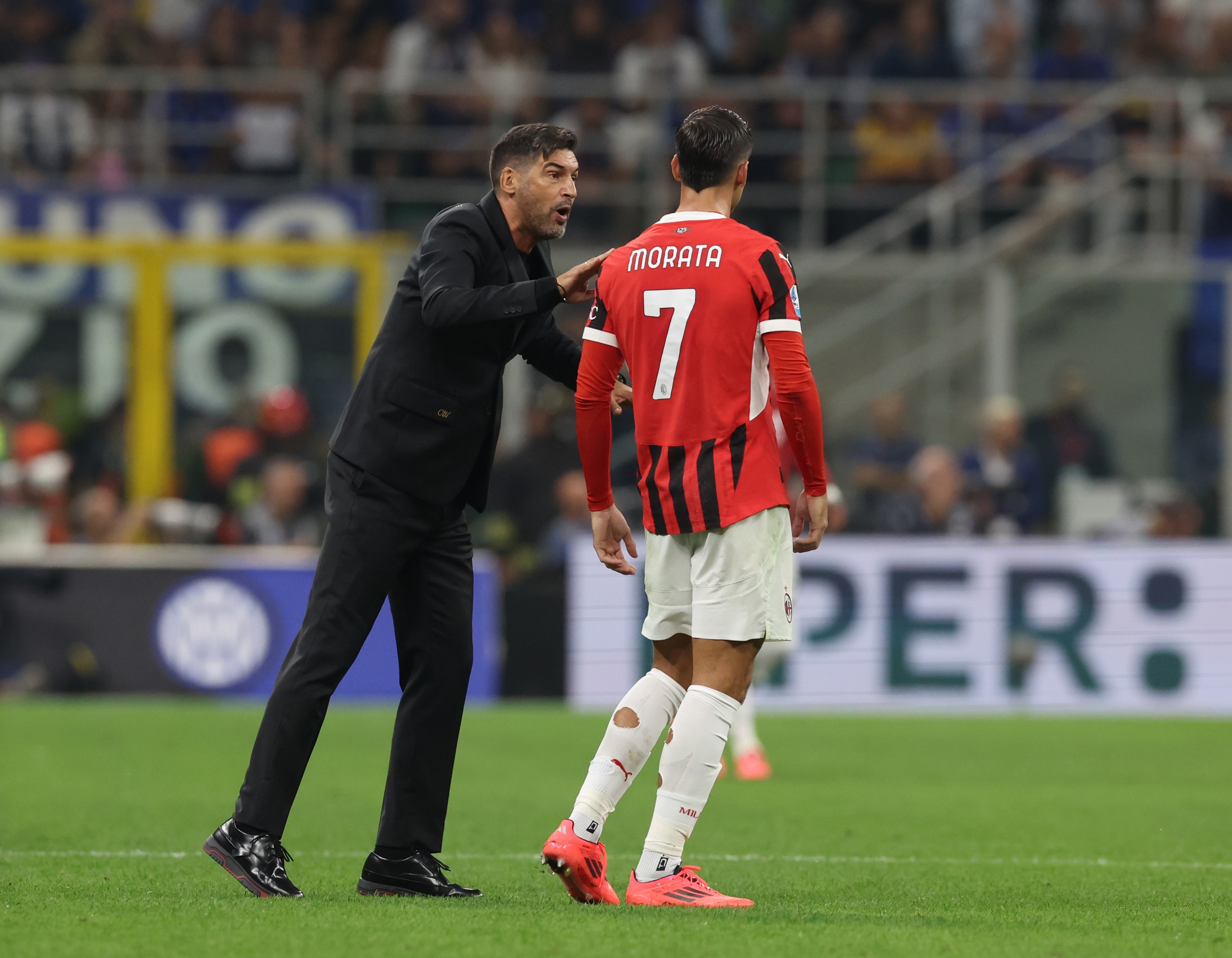 MILAN, ITALY - SEPTEMBER 22:  Head coach of AC Milan Paulo Fonseca reacts with Alvaro Morata during the Serie A match between Inter and Milan at Stadio Giuseppe Meazza on September 22, 2024 in Milan, Italy. (Photo by Claudio Villa/AC Milan via Getty Images)