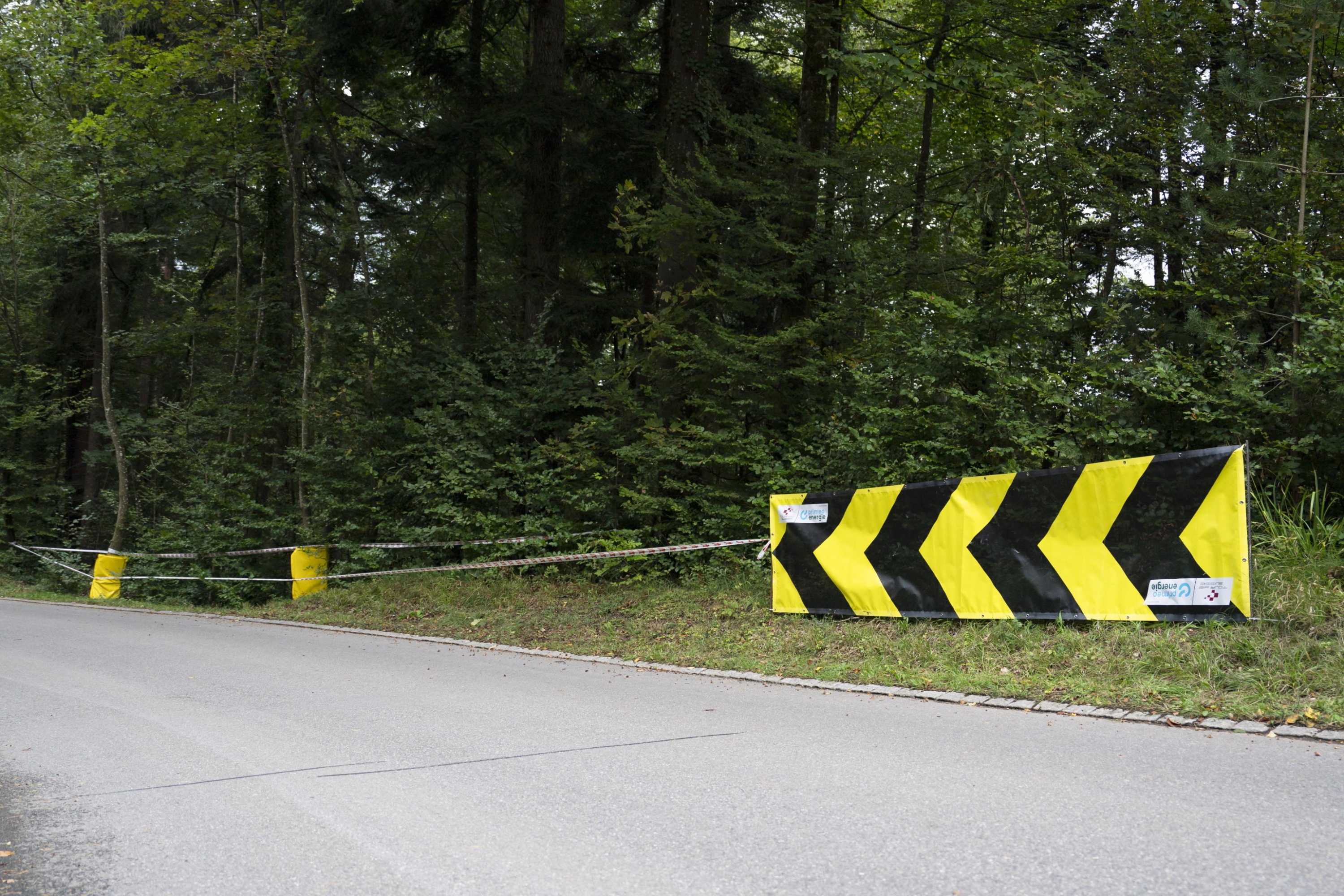 epa11628330 The suspected accident site on the descent down to Kuesnacht, where Swiss cyclist Muriel Furrer crashed on the previous day, in Kuesnacht, Switzerland, 27 September 2024. Swiss U19 rider Muriel Furrer crashed in the junior women's race for reasons that are still unclear. She is in a very critical condition.  EPA/TIL BUERGY