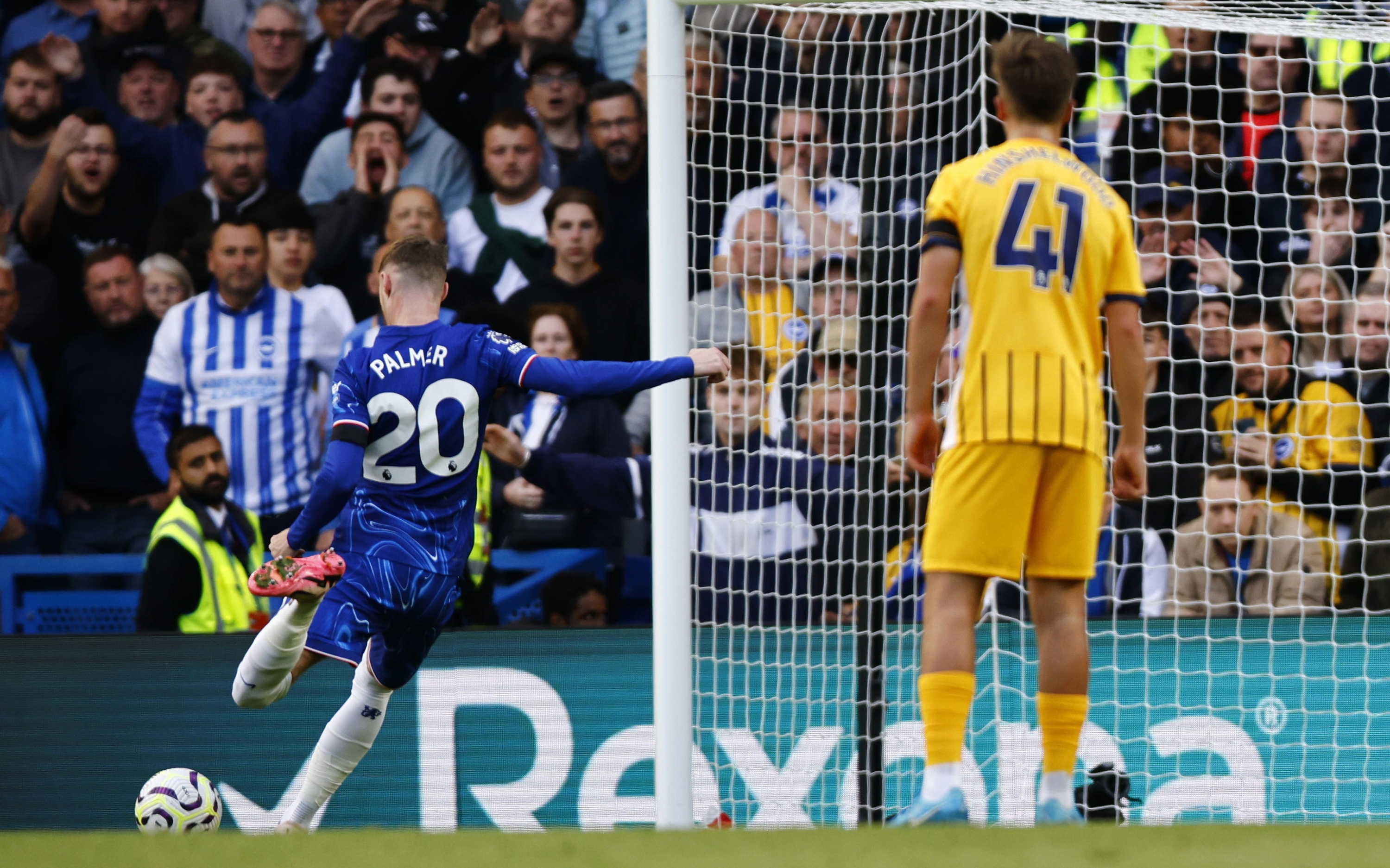 epa11630541 Chelseaâ??s Cole Palmer scores his second goal of the match from the penalty spot against Brighton during the English Premier League soccer match between Chelsea FC and Brighton & Hove Albion at Stamford Bridge in London, Britain, 28 September 2024.  EPA/TOLGA AKMEN EDITORIAL USE ONLY. No use with unauthorized audio, video, data, fixture lists, club/league logos, 'live' services or NFTs. Online in-match use limited to 120 images, no video emulation. No use in betting, games or single club/league/player publications.