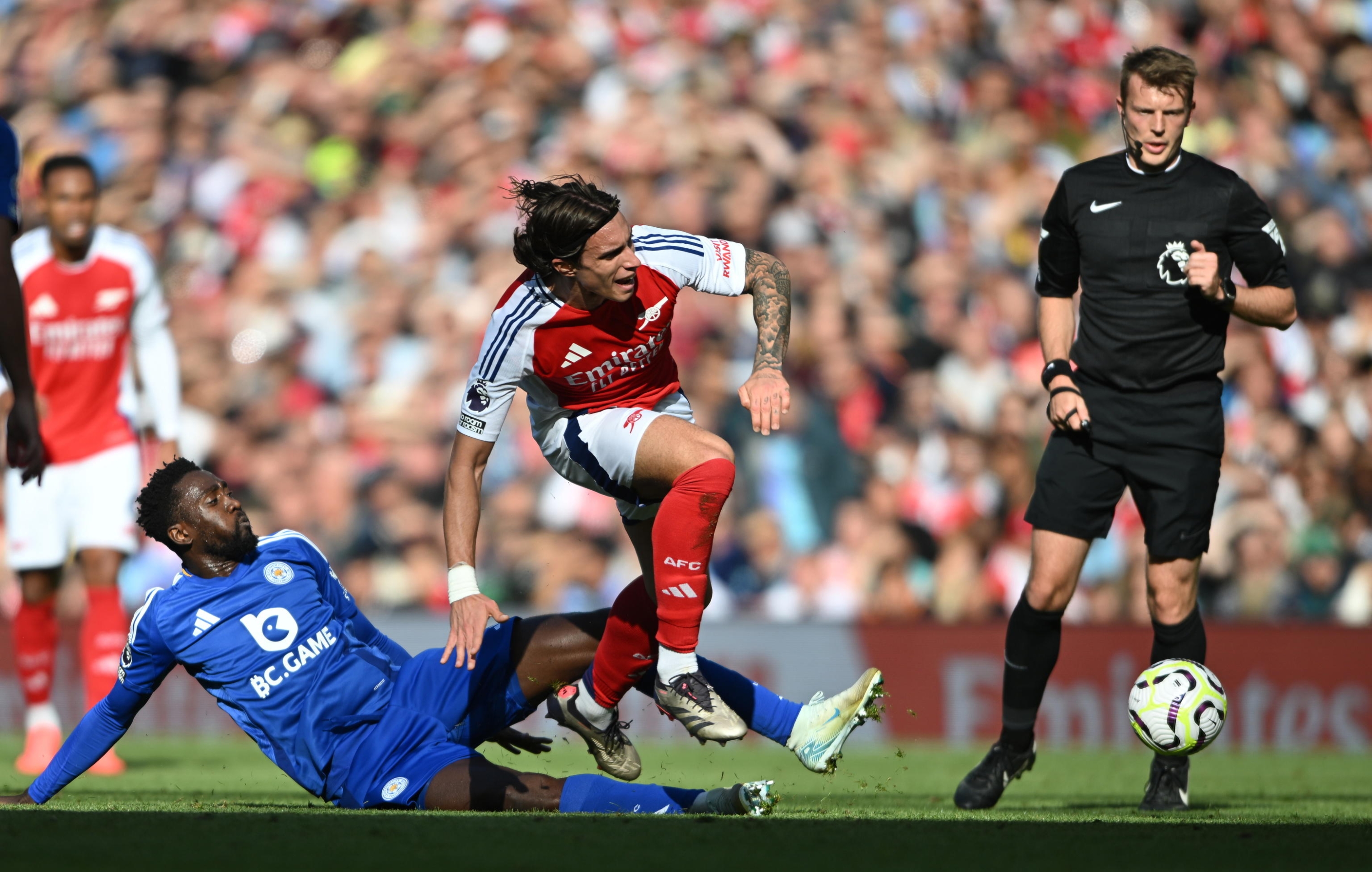 epa11630343 Arsenalâ??s Riccardo Calafiori is fouled by Leicester City's Wilfred Ndidi during the English Premier League soccer match between Arsenal FC and Leicester FC, in London, Britain, 28 September 2024.  EPA/DANIEL HAMBURY EDITORIAL USE ONLY. No use with unauthorized audio, video, data, fixture lists, club/league logos, 'live' services or NFTs. Online in-match use limited to 120 images, no video emulation. No use in betting, games or single club/league/player publications.