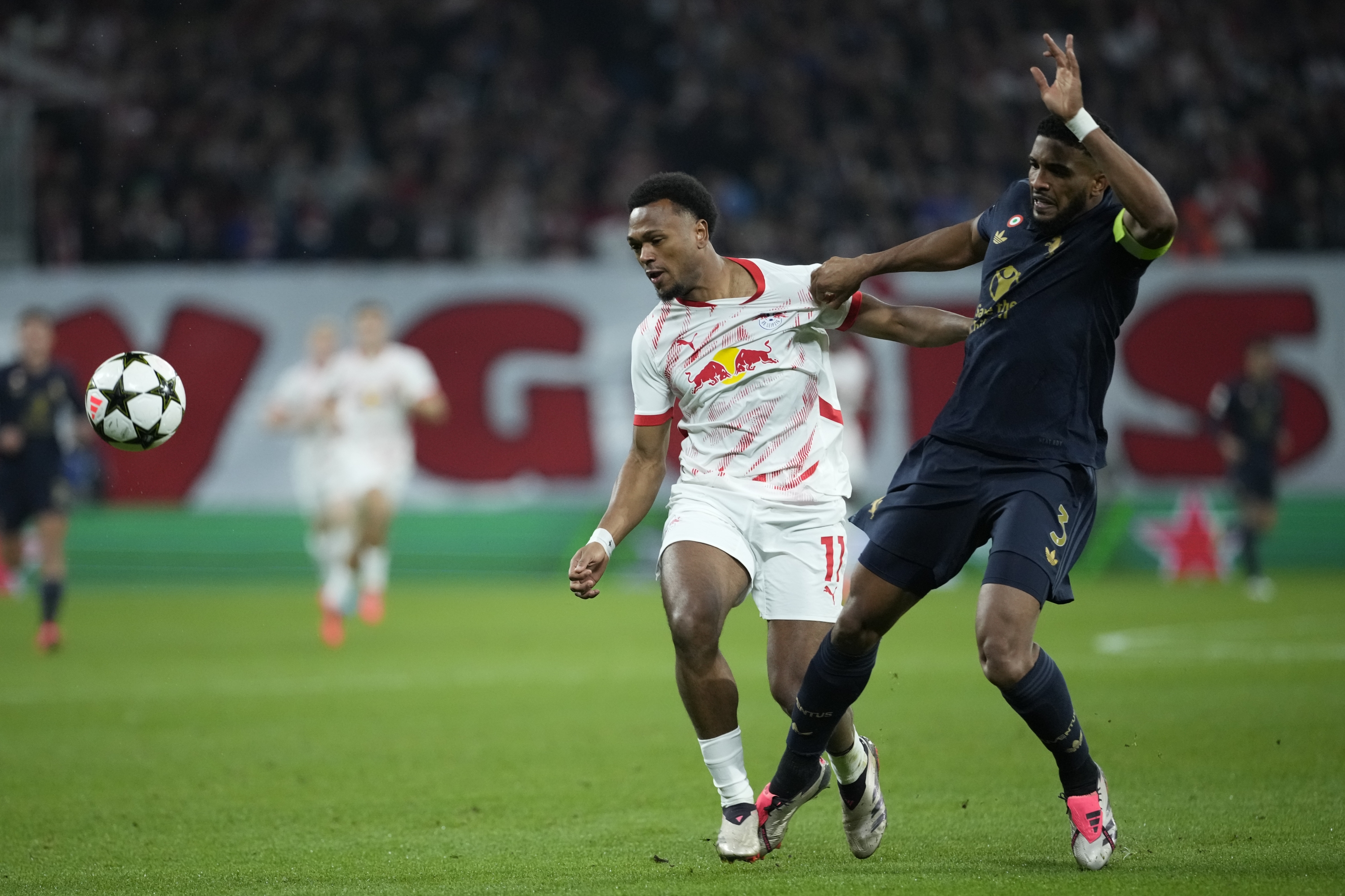 Leipzig's Lois Openda, left, and Juventus' Bremer, fight for the ball during the UEFA Champions League opening phase soccer match between Leipzig and Juventus in Leipzig, Germany, Wednesday, Oct. 2, 2024.(AP Photo/Ebrahim Noroozi)