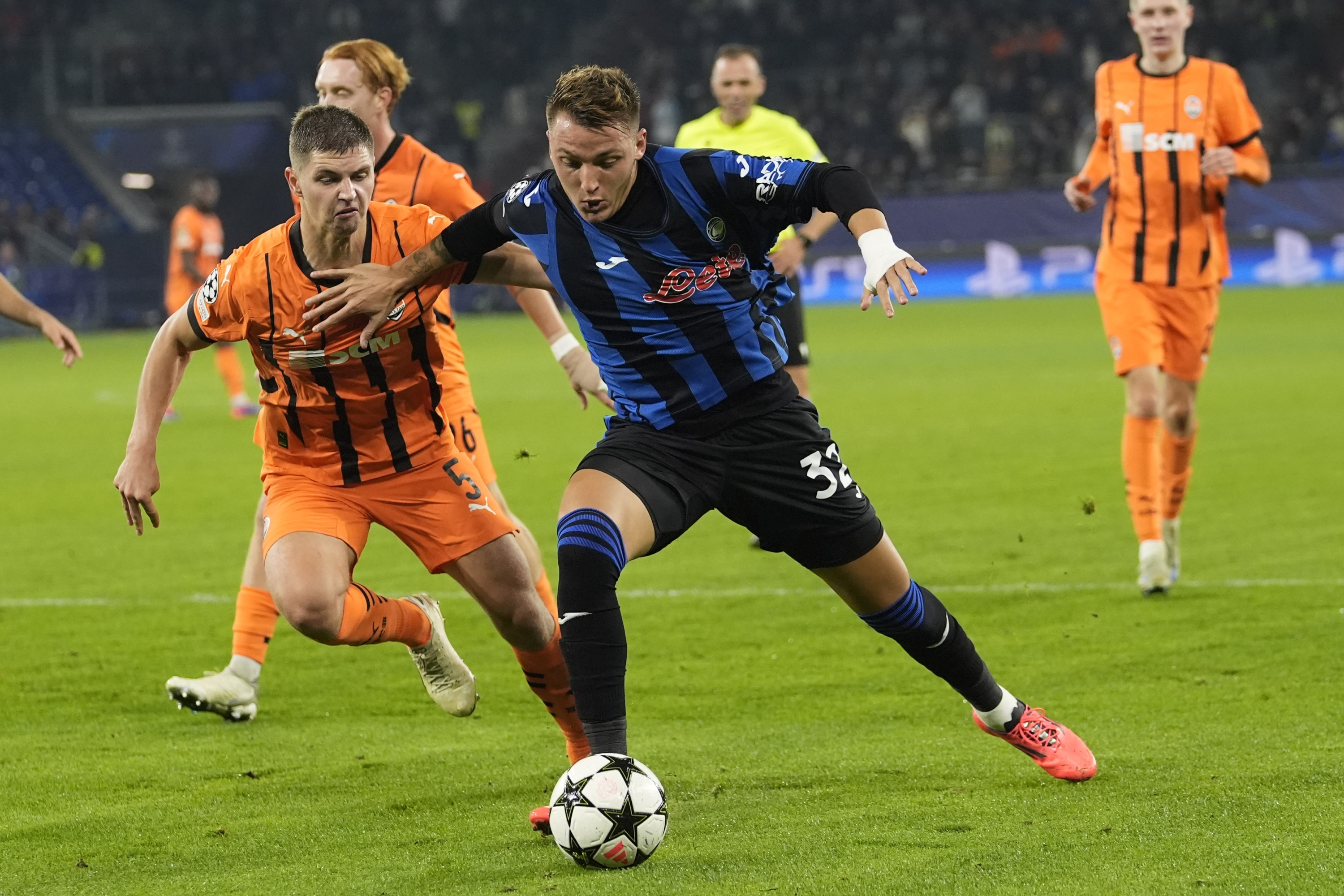 Atalanta's Mateo Retegui challenges for the ball with Shakhtar's Valeriy Bondar during the Champions League opening phase soccer match between Shakhtar Donetsk and Atalanta at the Arena AufSchalke in Gelsenkirchen, Germany, Wednesday Oct. 2, 2024. (AP Photo/Martin Meissner)