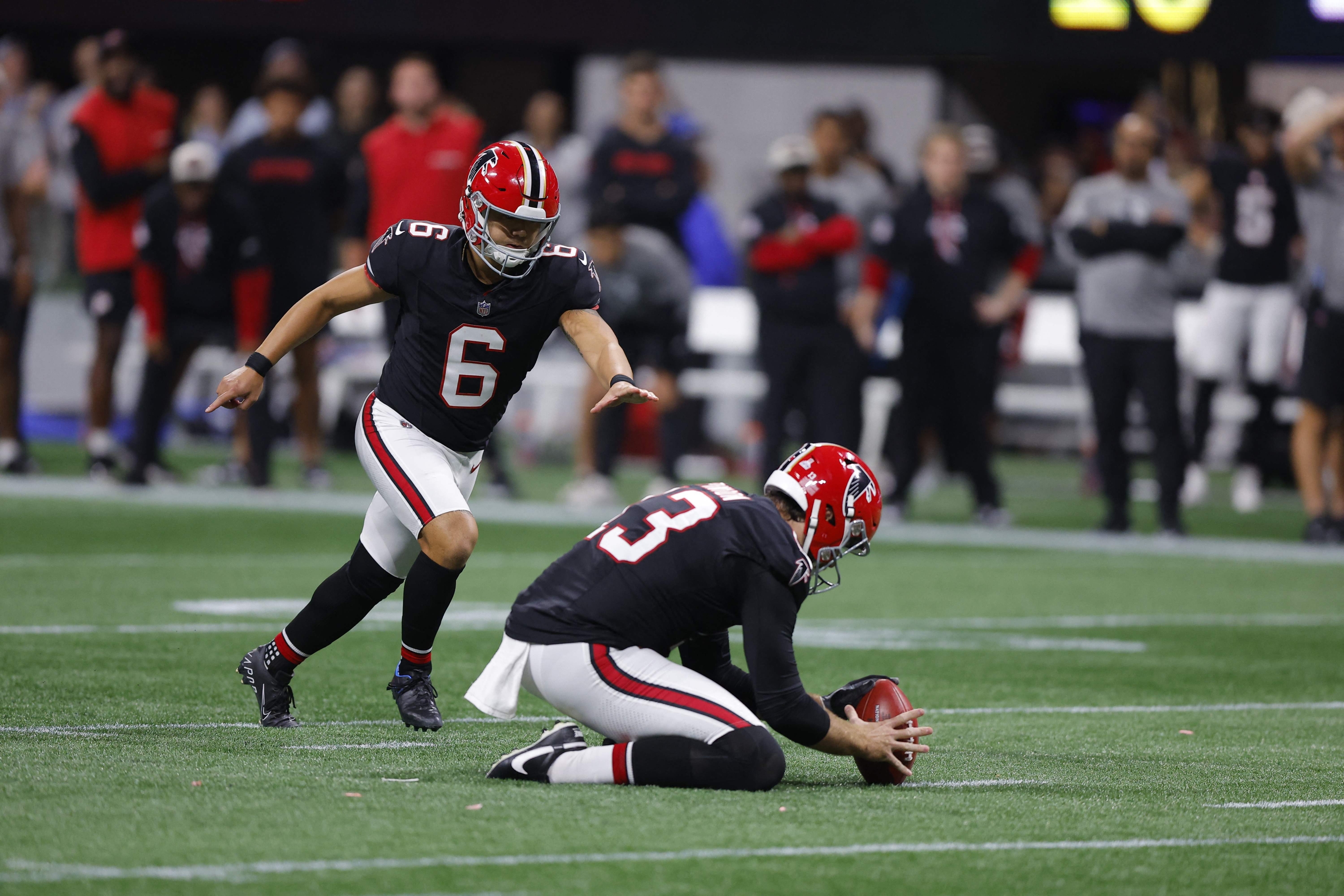 ATLANTA, GEORGIA - OCTOBER 03: Younghoe Koo #6 of the Atlanta Falcons kicks the game tying field goal against the Tampa Bay Buccaneers during the fourth quarter at Mercedes-Benz Stadium on October 03, 2024 in Atlanta, Georgia.   Todd Kirkland/Getty Images/AFP (Photo by Todd Kirkland / GETTY IMAGES NORTH AMERICA / Getty Images via AFP)