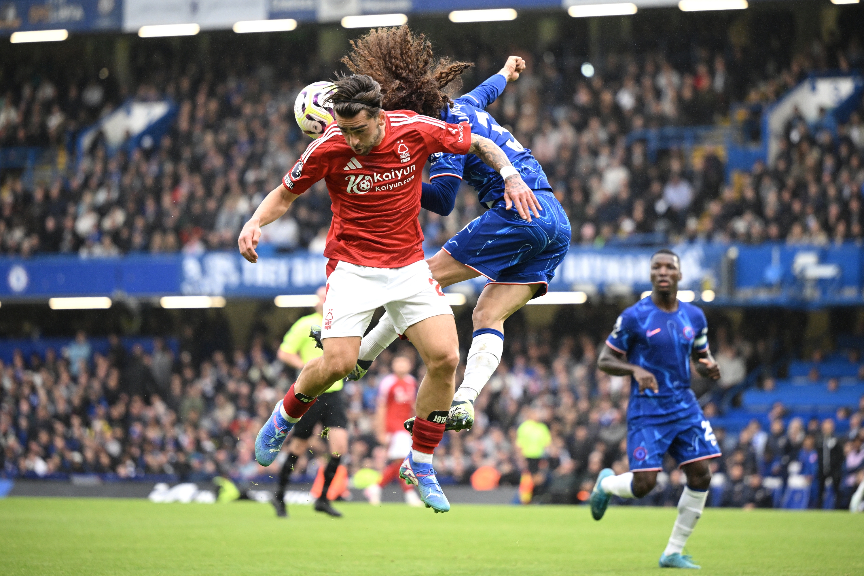 LONDON, ENGLAND - OCTOBER 06: Jota Silva of Nottingham Forest battles for a header with Marc Cucurella of Chelsea during the Premier League match between Chelsea FC and Nottingham Forest FC at Stamford Bridge on October 06, 2024 in London, England. (Photo by Clive Mason/Getty Images)