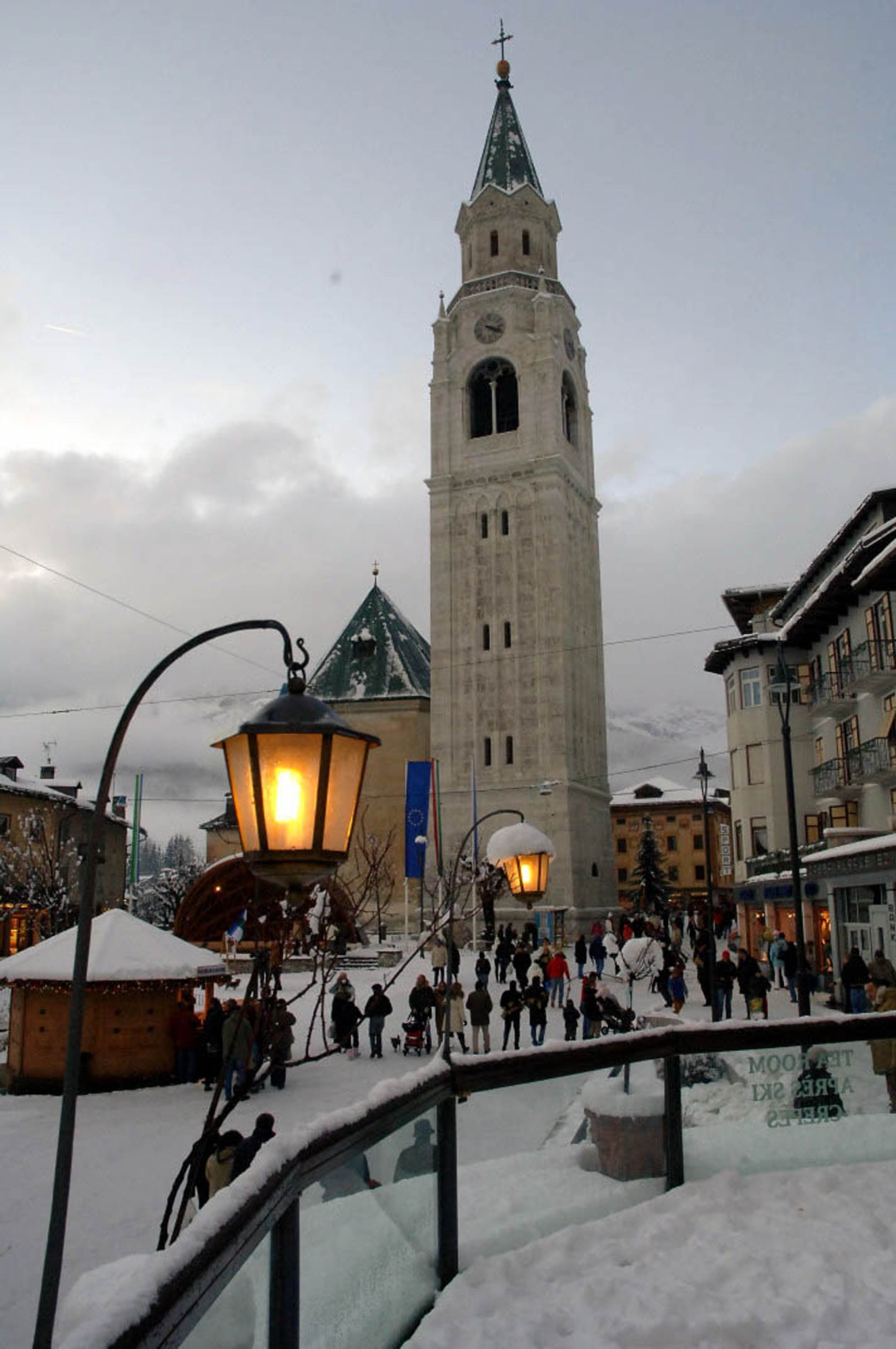 20061209 - CORTINA D'AMPEZZO - BELLUNO - CRO  - MALTEMPO: NEVICA SU DOLOMITI VENETE, 30-40 CM ZONA CORTINA. La piazza di Cortina D'Ampezzo dopo la prima neve. La neve e' finalmente arrivata in 
Veneto. Dalle prime ore del mattino fiocca su tutta l'area delle Dolomiti, con accumuli gia' consistenti, di 30-40 centimetri nei comprensori di Cortina e della Valzoldana. La societa' Veneto Strade segnala che sono in corso nevicate un po' ovunque sulla regione, al di sopra dei 1500 metri, e oltre tale quota sono 
necessarie per le auto catene o gomme da neve. In pianura, invece, piove diffusamente dalla notte scorsa.
SCARAMUZZA/MEROLA - ANSA - KRZ