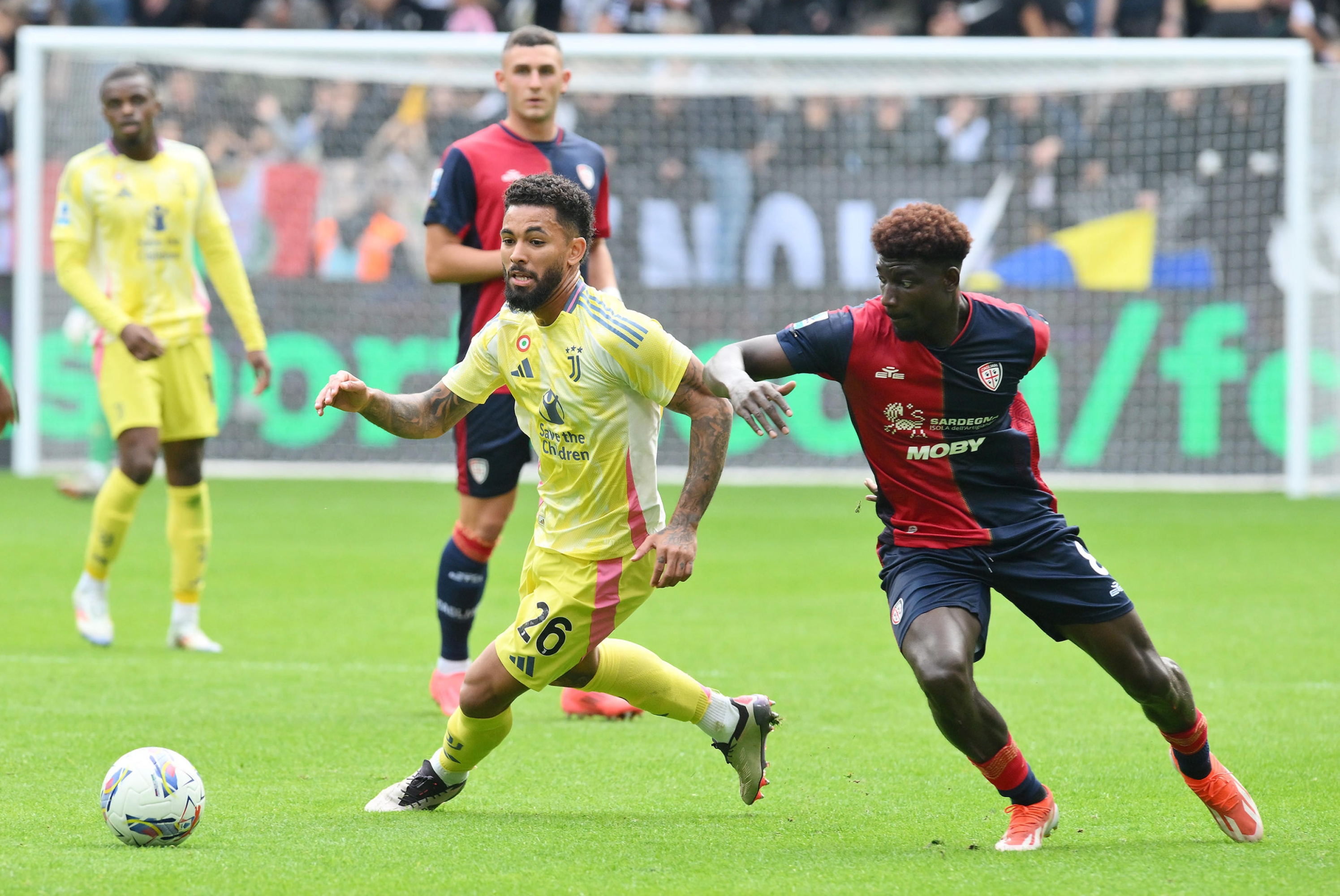 Juventus' Douglas luiz and Cagliari's Ndary Adopo in action during the  italian Serie A soccer match Juventus  FC vs Cagliari Calcio at the Allianz Stadium in Turin, Italy, 6 October 2024 ANSA/ALESSANDRO DI MARCO