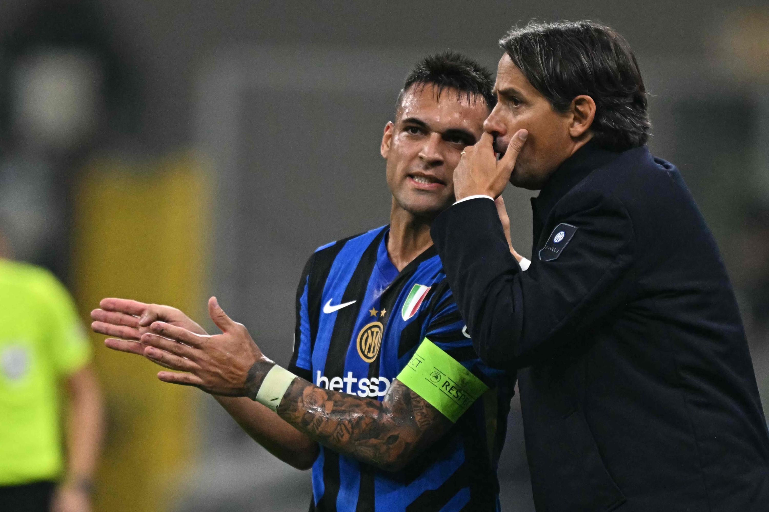 Inter Milan's Argentine forward #10 Lautaro Martinez listens to Inter Milan's Italian coach Simone Inzaghi during the Champions League football match between Inter Milan and Red Star Belgrade (Crvena zvezda) at the San Siro stadium in Milan on October 1, 2024. (Photo by Gabriel BOUYS / AFP)