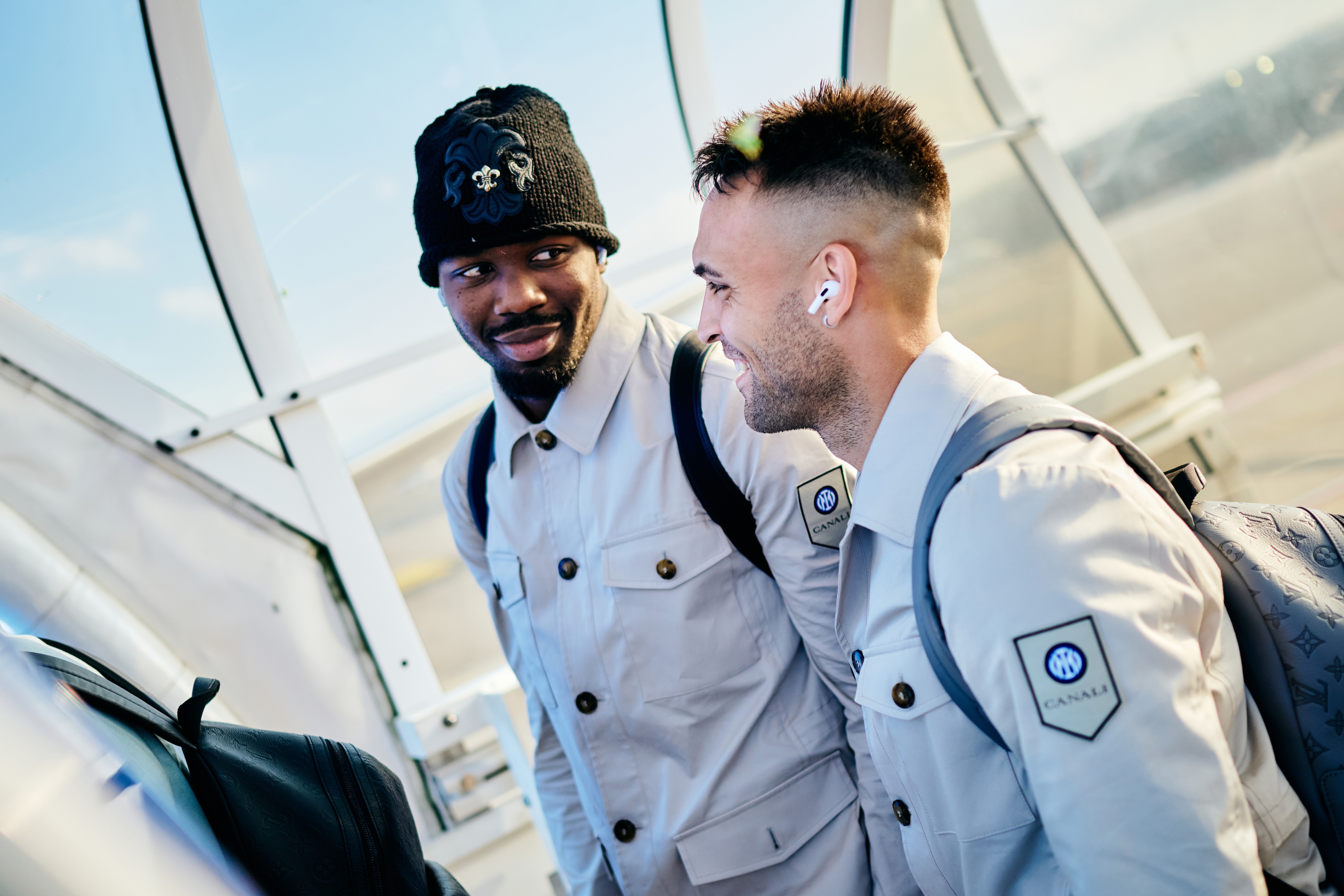 COMO, ITALIA - 27 SETTEMBRE: Lautaro Martinez dell'FC Internazionale, Marcus Thuram dell'FC Internazionale salgono sull'aereo durante il viaggio dell'Inter a Udine all'aeroporto di Malpensa il 27 settembre 2024 a Milano, Italia. (Foto di Mattia Ozbot - Inter/Inter via Getty Images)