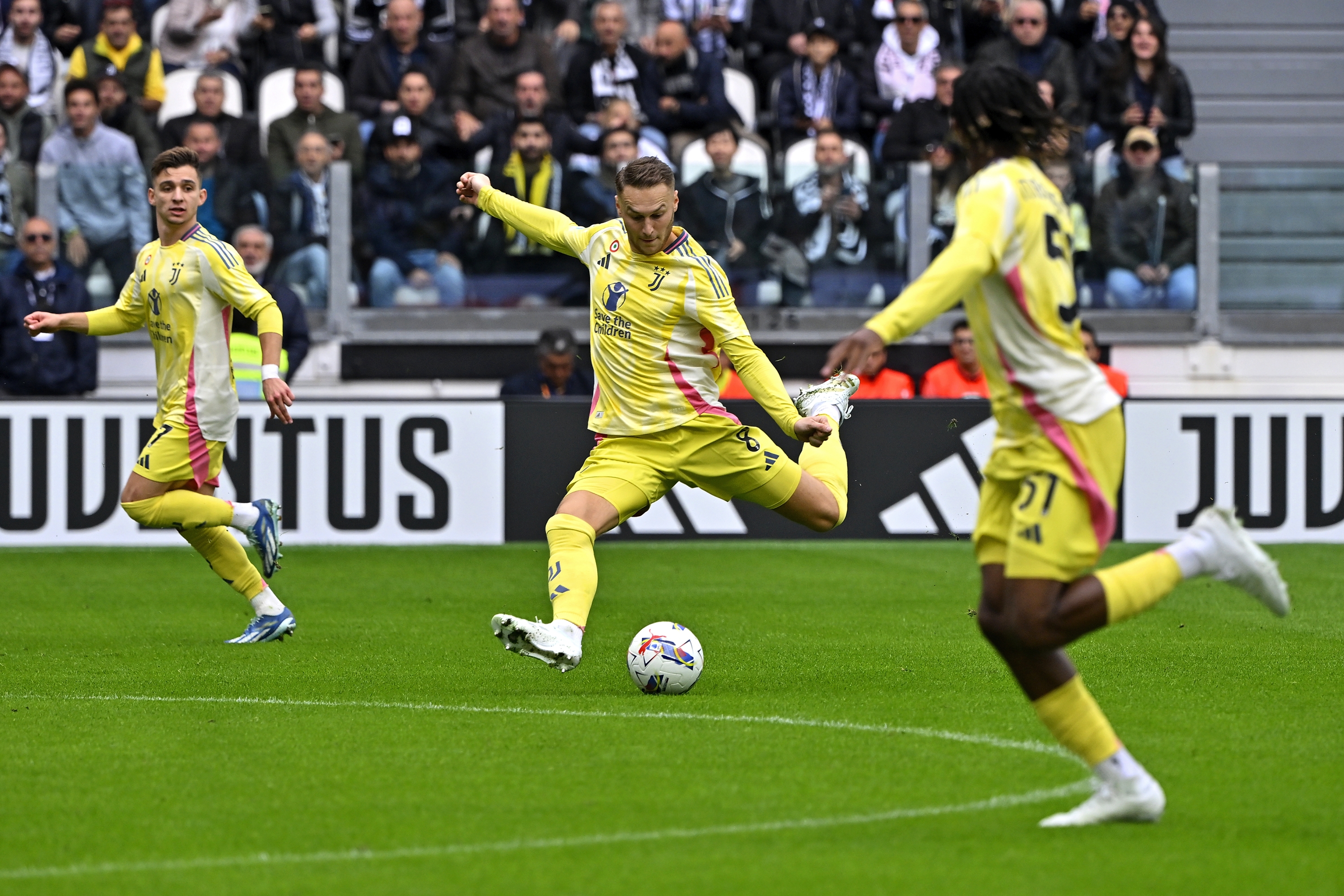 TURIN, ITALY - OCTOBER 06: Teun Koopmeiners of Juventus kicks the ball during the Serie A match between Juventus and Cagliari Calcio at Allianz Stadium on October 06, 2024 in Turin, Italy. (Photo by Filippo Alfero - Juventus FC/Juventus FC via Getty Images)