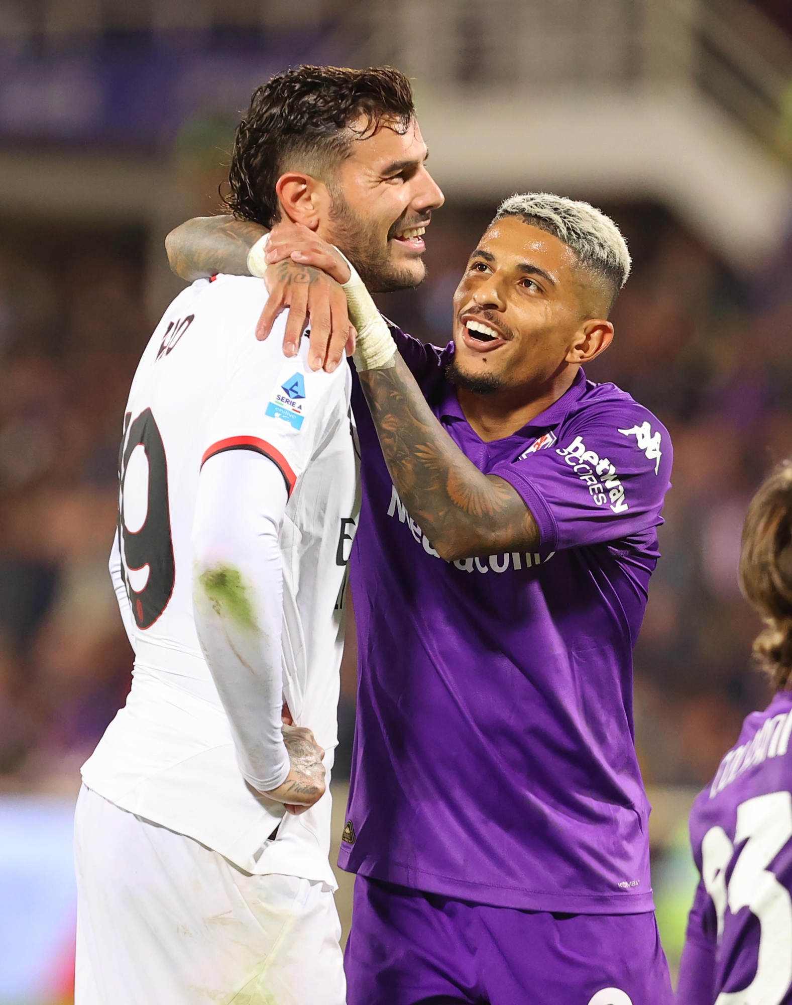 Il difensore del Milan Theo Hernández (L) e il difensore della Fiorentina Dodo' (R) durante la serie italiana A partita di calcio ACF Fiorentina vs AC Milan allo stadio Artemio Franchi di Firenze, Italia, 06 ottobre 2024 ANSA/CLAUDIO GIOVANNINI