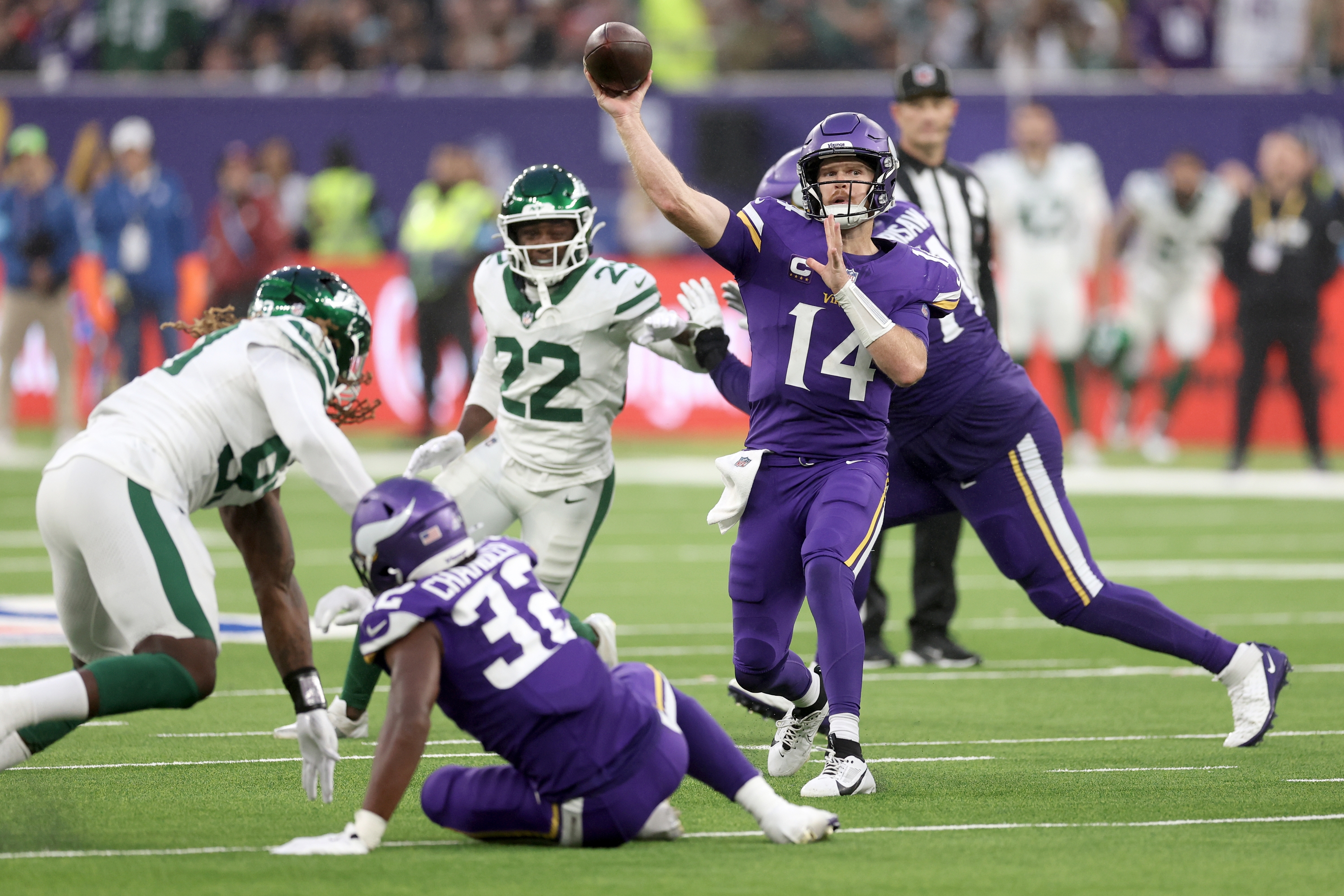 LONDON, ENGLAND - OCTOBER 06: Sam Darnold of Minnesota Vikings passes the ball during the NFL match between New York Jets and Minnesota Vikings at Tottenham Hotspur Stadium on October 06, 2024 in London, England. (Photo by Julian Finney/Getty Images)