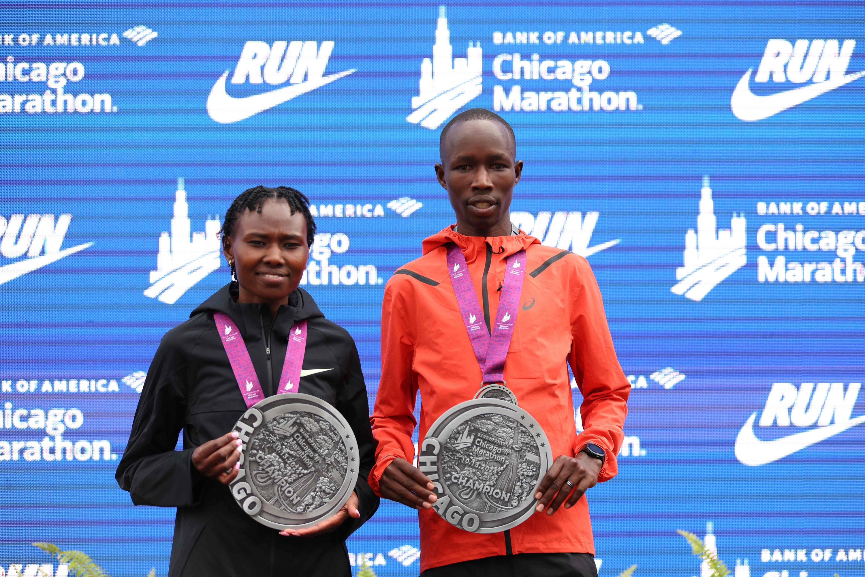 CHICAGO, ILLINOIS - OCTOBER 13: John Korir of Kenya and Ruth Chepngetich of Kenya pose for a photo after winning the 2024 Chicago Marathon men's and women's divisions at Grant Park on October 13, 2024 in Chicago, Illinois.   Michael Reaves/Getty Images/AFP (Photo by Michael Reaves / GETTY IMAGES NORTH AMERICA / Getty Images via AFP)