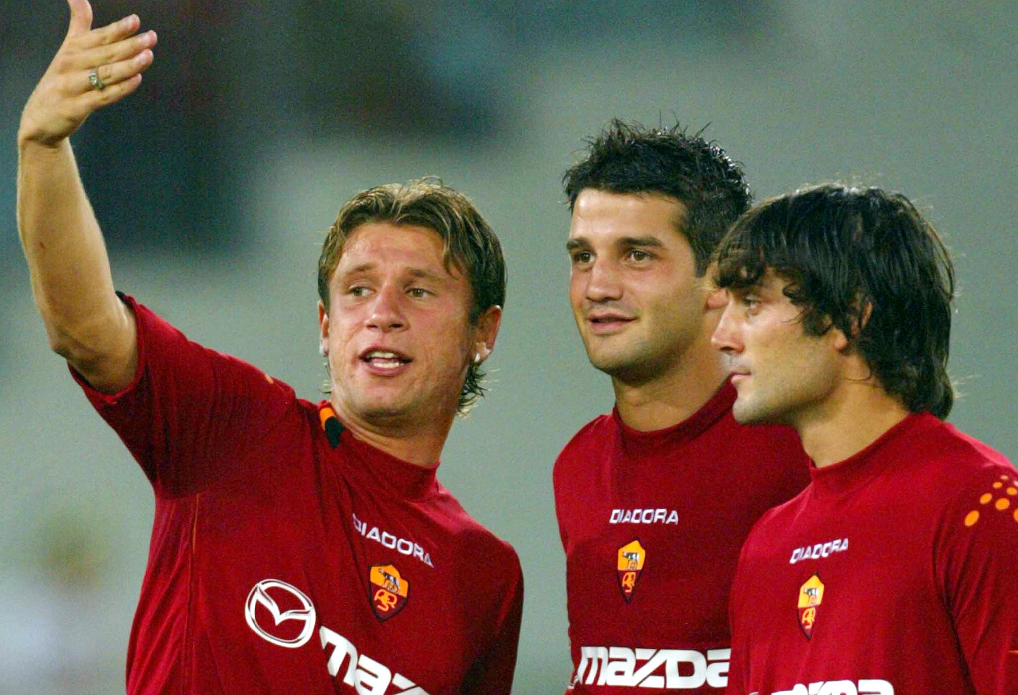 20030825 - ROMA -  SPR -  CALCIO: FESTA ALL' OLMPICO PER PRESENTAZIONE DELLA ROMA - Antonio Cassano, il neo acquisto Chivu e  Vincenzo Montella fotografati questa sera all' Olimpico alla presentazione della Roma  . FILIPPO MONTEFORTE/ANSA/DEF