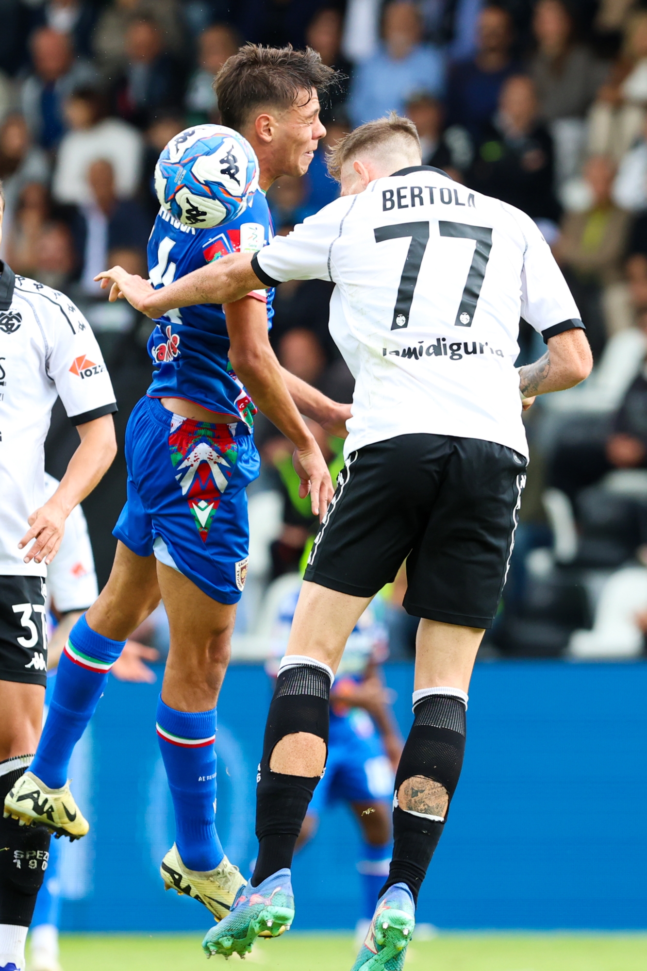 Spezia?s Nicolo' Bertola jumps for the ball with Reggiana's Alessandro Fontanarosa during the Serie B soccer match between Spezia and Reggiana at the Alberto Picco Stadium in La Spezia, Italy - Sunday, October 05, 2024. Sport - Soccer . (Photo by Tano Pecoraro/Lapresse)