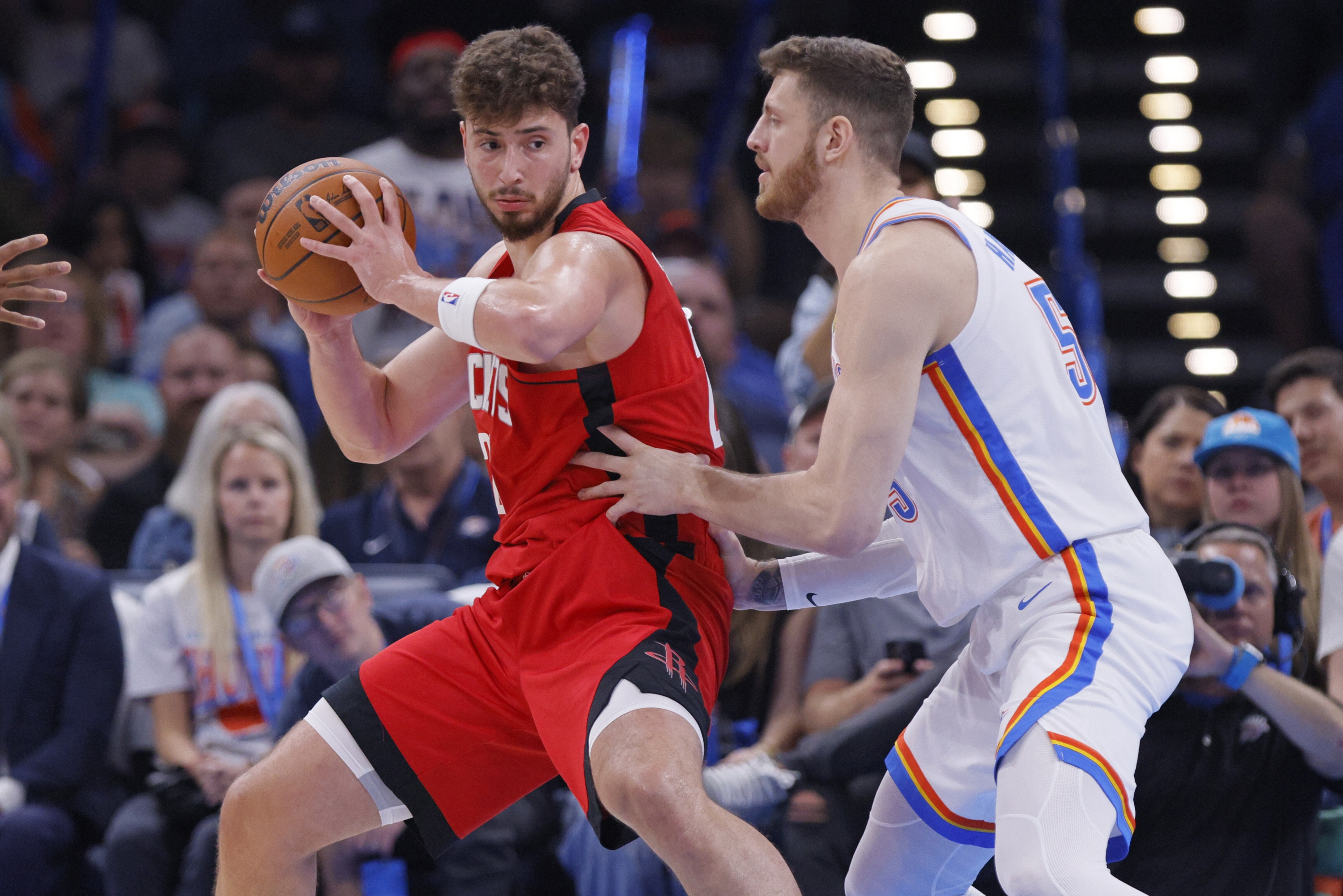 Houston Rockets center Alperen Sengun, left, tries to spin around Oklahoma City Thunder center Isaiah Hartenstein during the first half of a preseason NBA basketball game, Wednesday, Oct. 9, 2024, in Oklahoma City. (AP Photo/Nate Billings)    ASSOCIATED Press / LaPresse Only italy and spain