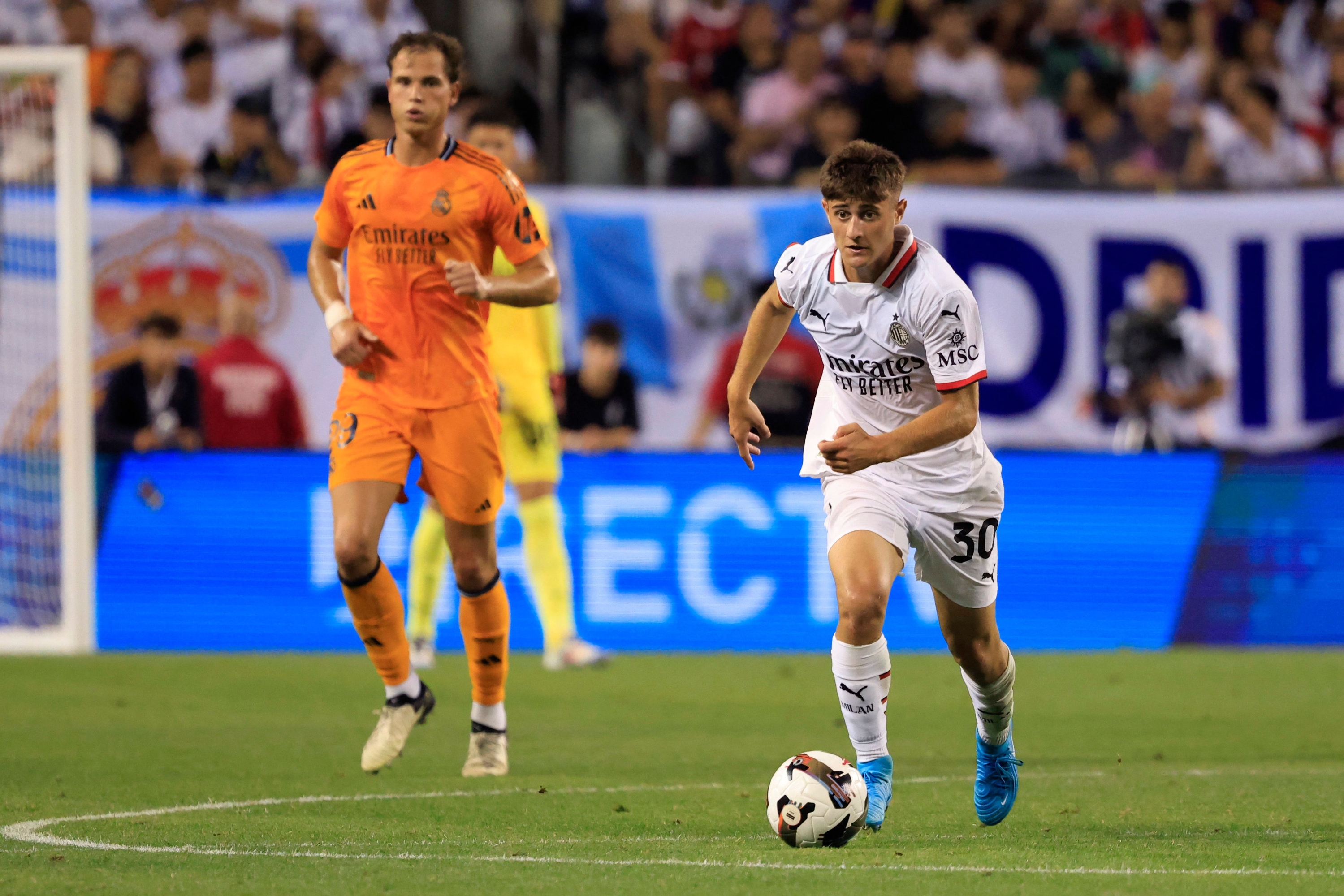  Mattia Liberali of AC Milan drives the ball during a Pre-Season Friendly match between AC Milan and Real Madrid at Soldier Field Stadium on July 31, 2024 in Chicago, Illinois.   Justin Casterline/Getty Images/AFP (Photo by Justin Casterline / GETTY IMAGES NORTH AMERICA / Getty Images via AFP)