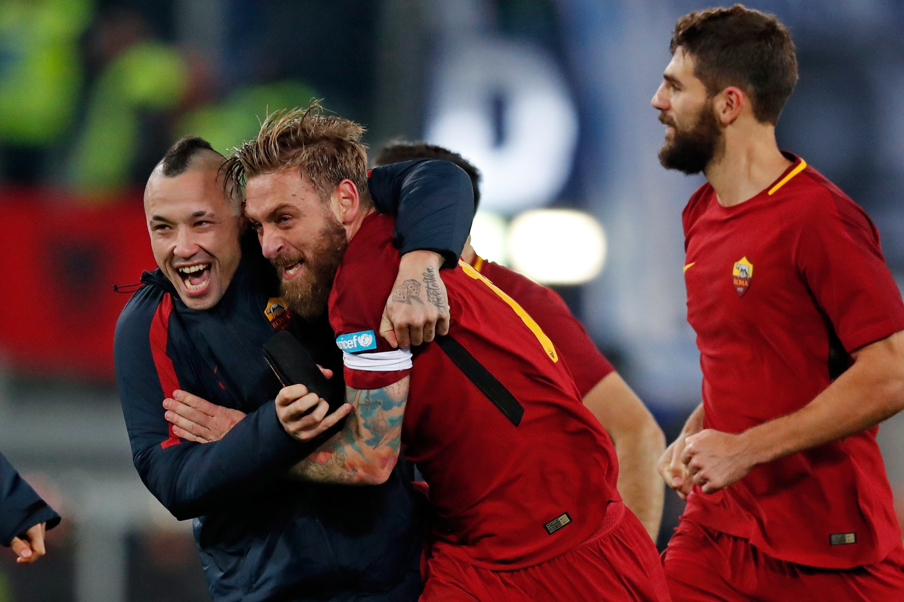 ROME, ITALY - NOVEMBER 18: (L-R) Radja Nainggolan of AS Roma, Daniele de Rossi of AS Roma celebrates the victory  during the Italian Serie A   match between AS Roma v Lazio at the Stadio Olimpico on November 18, 2017 in Rome Italy (Photo by Aaron van Zandvoort/Soccrates/Getty Images)