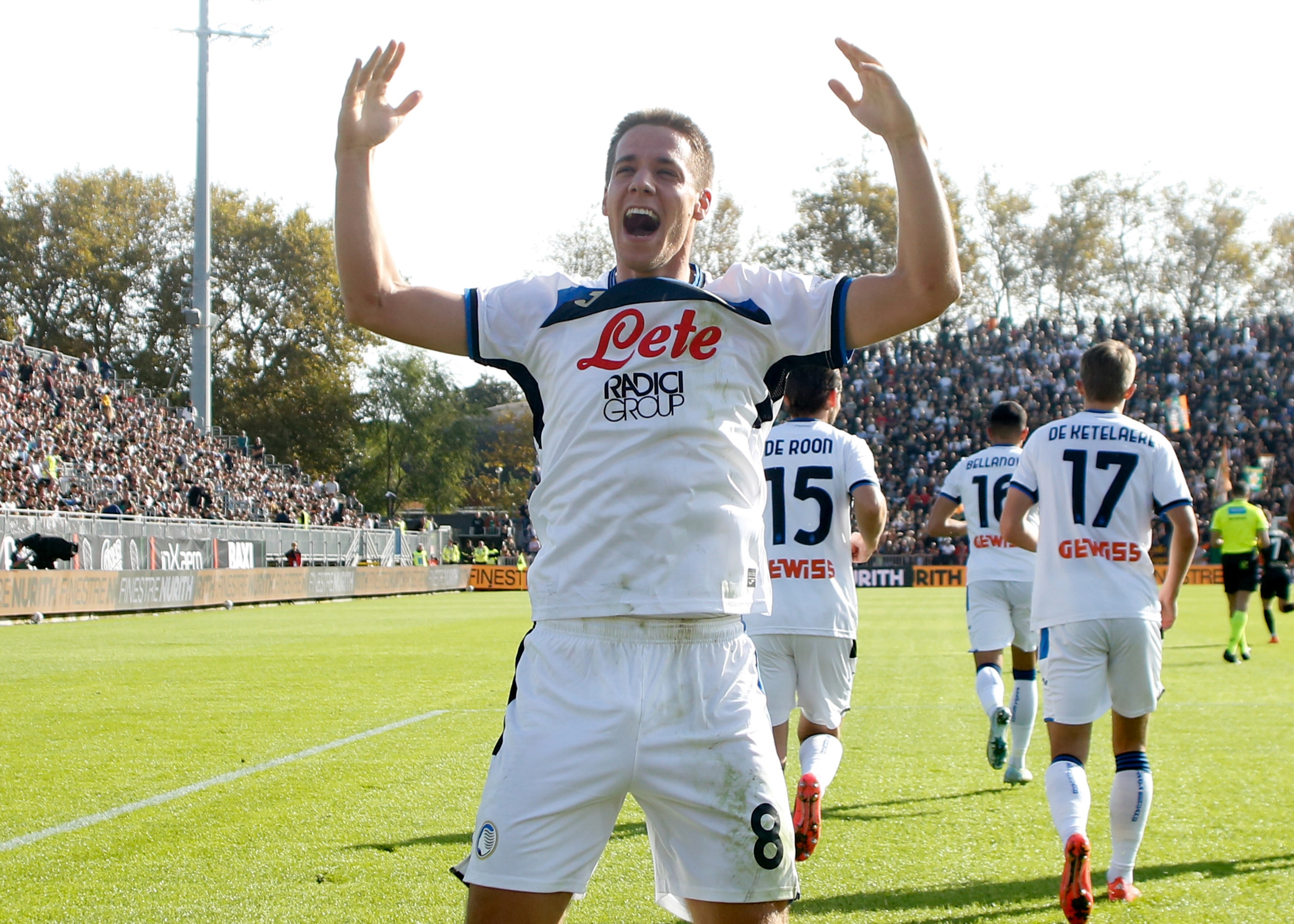 VENICE, ITALY - OCTOBER 20: Mario Pasalic of Atalanta celebrates scoring the first goal of the game during the Serie A match between Venezia and Atalanta at Stadio Pier Luigi Penzo on October 20, 2024 in Venice, Italy. (Photo by Timothy Rogers/Getty Images)