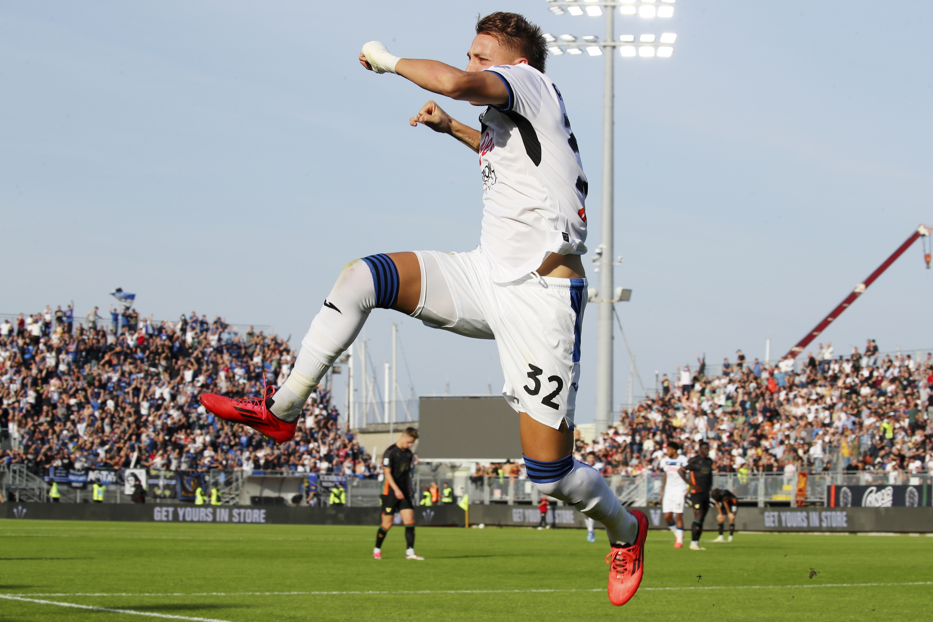 L'obiettivo celebrativo di Mateo Retegui di Atalanta 0-2 in azione durante la Serie A enilive partita di calcio tra Venezia e Atalanta allo Stadio Pier Luigi Penzo, Italia nord-orientale - domenica 20 ottobre 2024. Sport - Calcio (foto di Paola Garbuio /Lapresse)